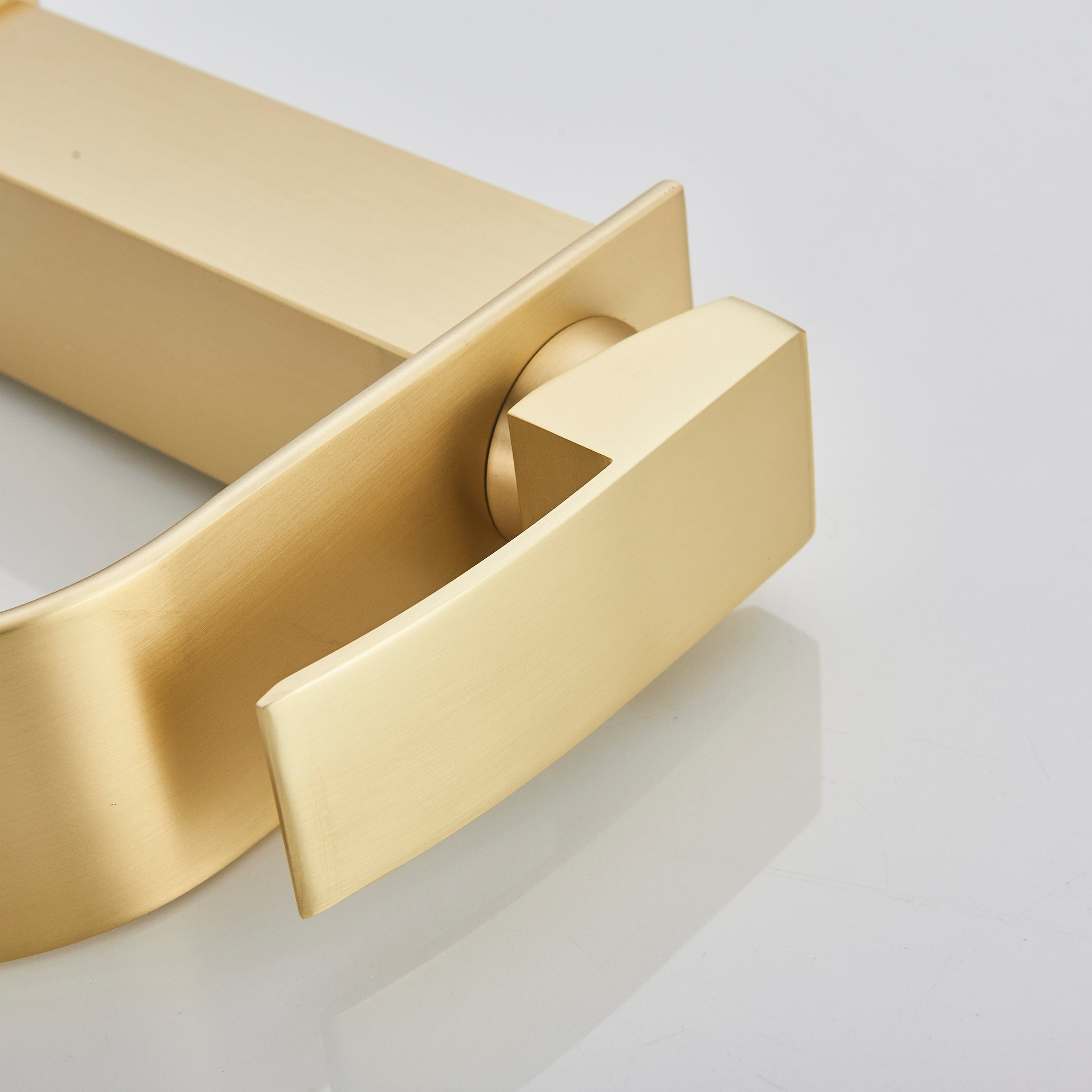 Bateria pentru lavoar Eigens, curgere tip cascada, auriu nichelat