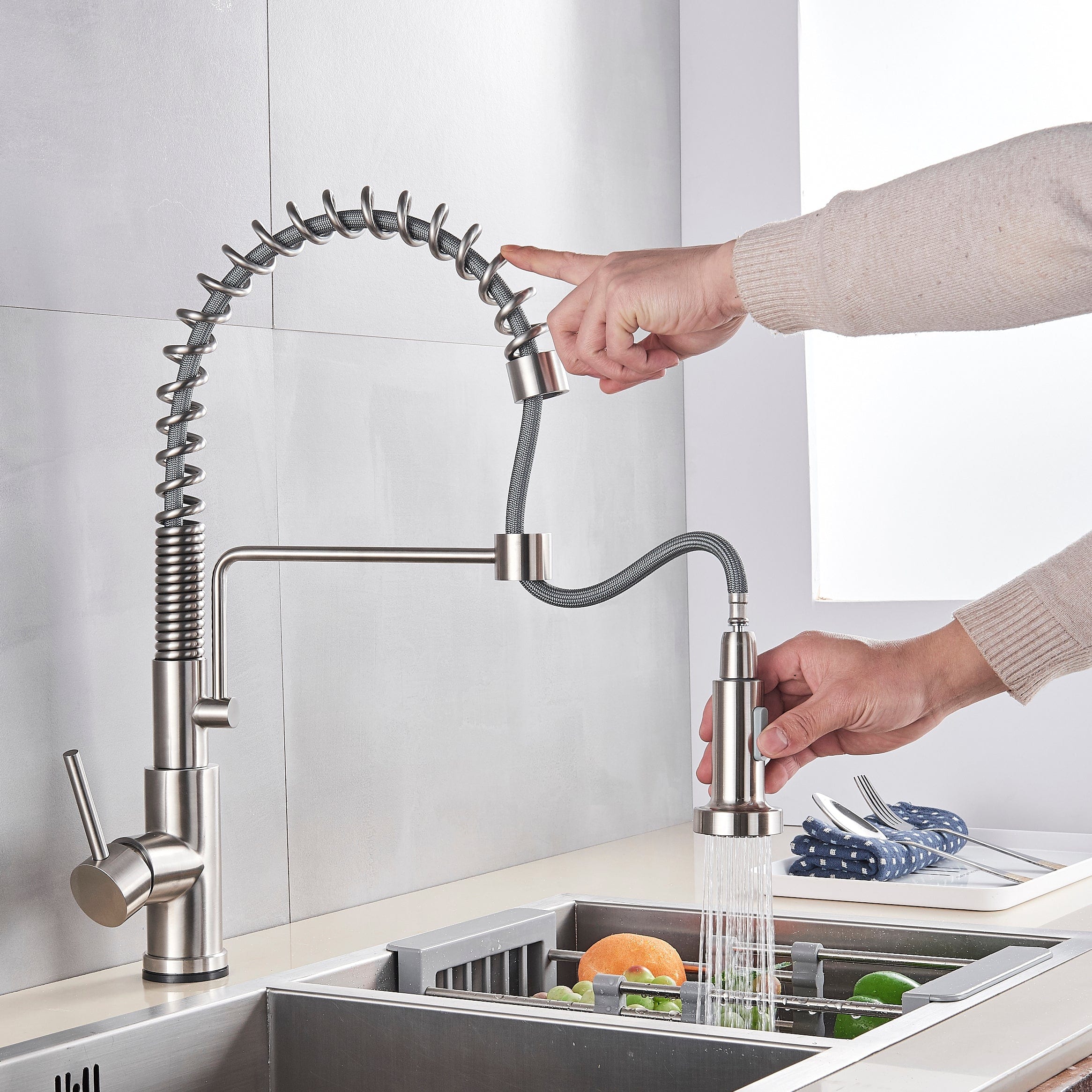 Bateria profesionala pentru bucatarie Heim Chrome, cu 2 functii de curgere, dus extractibil, senzor tactil de pornire/oprire, argintiu nichelat