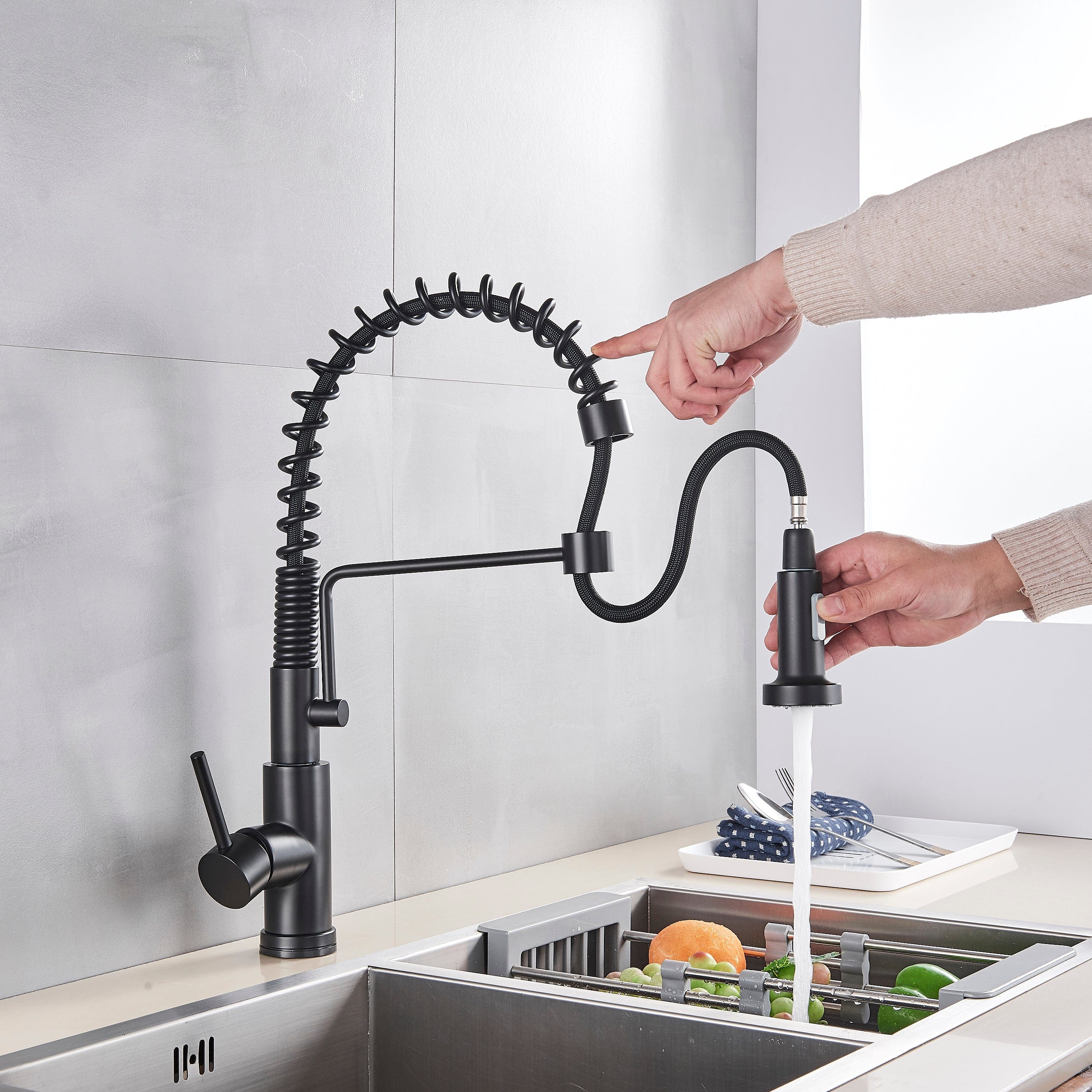 Bateria profesionala pentru bucatarie Heim Matte, cu 2 functii de curgere, dus extractibil, senzor tactil de pornire/oprire, negru mat