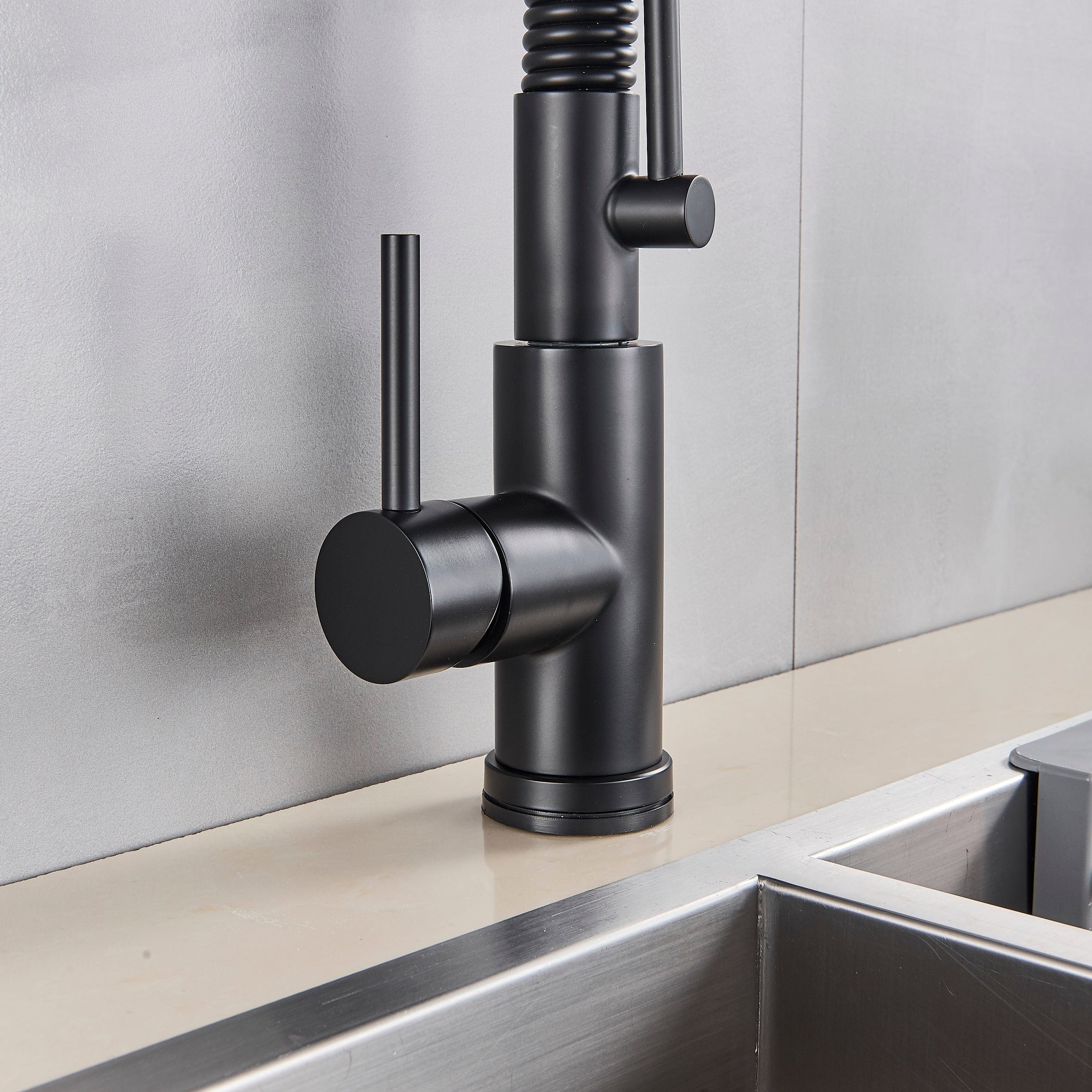 Bateria profesionala pentru bucatarie Heim Matte, cu 2 functii de curgere, dus extractibil, senzor tactil de pornire/oprire, negru mat