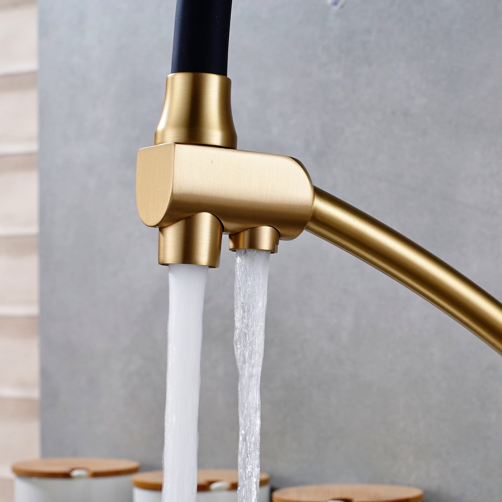 Baterie bucatarie cu 3 cai pentru filtru de purificare si 2 functii de curgere a apei, auriu cu negru