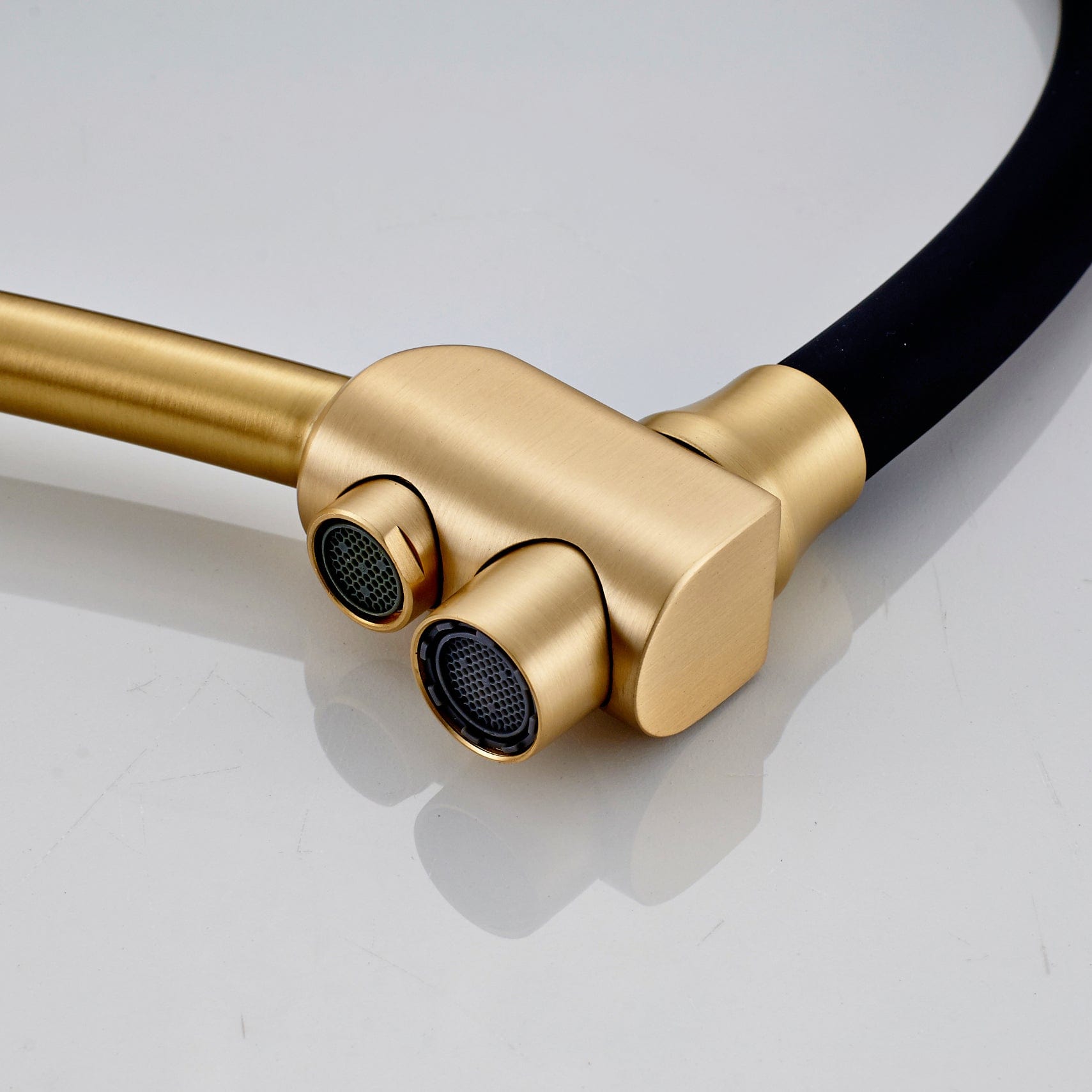 Baterie bucatarie cu 3 cai pentru filtru de purificare si 2 functii de curgere a apei, auriu cu negru