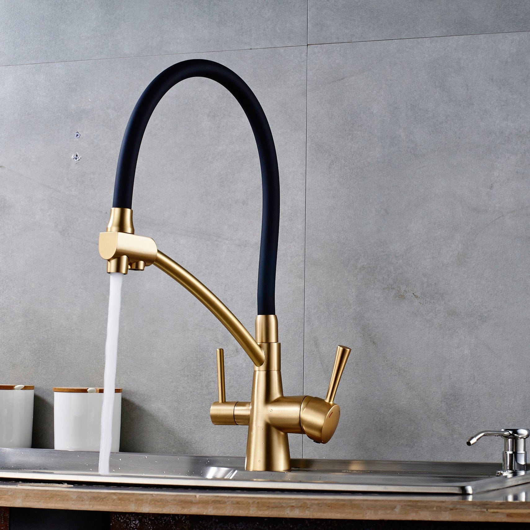 Baterie bucatarie cu 3 cai pentru filtru de purificare si 2 functii de curgere a apei, auriu cu negru