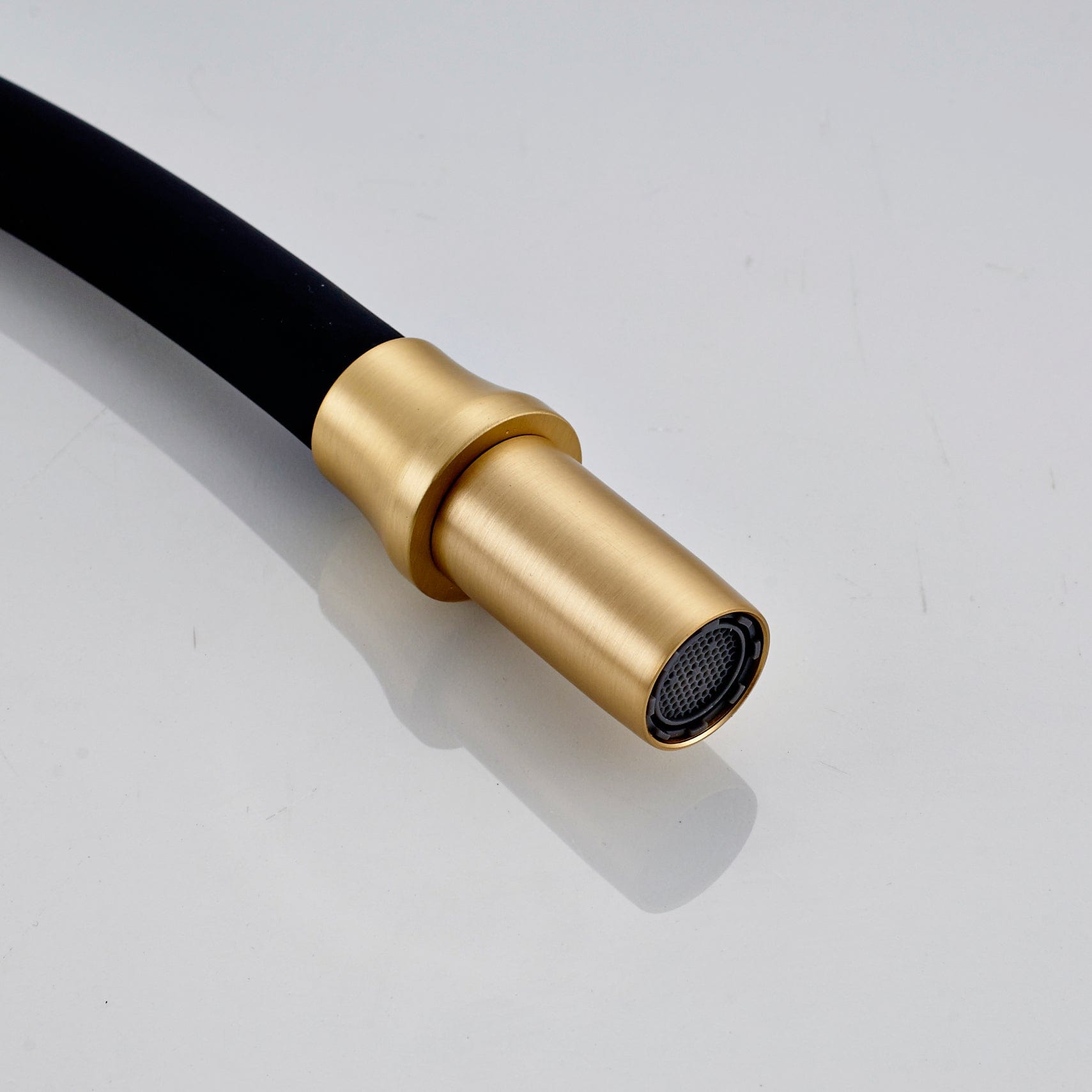 Baterie bucatarie cu 3 cai pentru filtru de purificare si 2 functii de curgere a apei, auriu cu negru