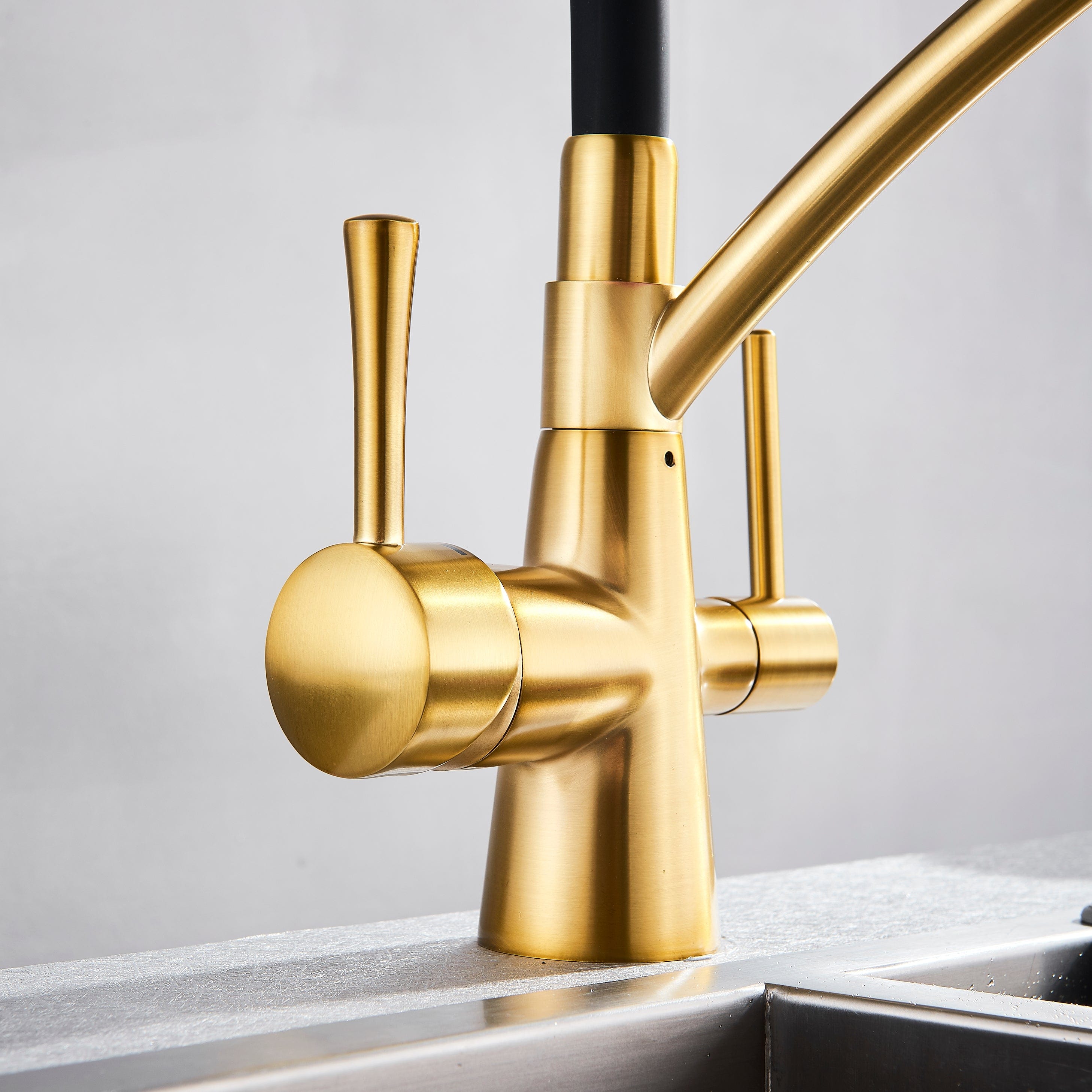 Baterie bucatarie cu 3 cai pentru filtru de purificare si 2 functii de curgere a apei, auriu cu negru