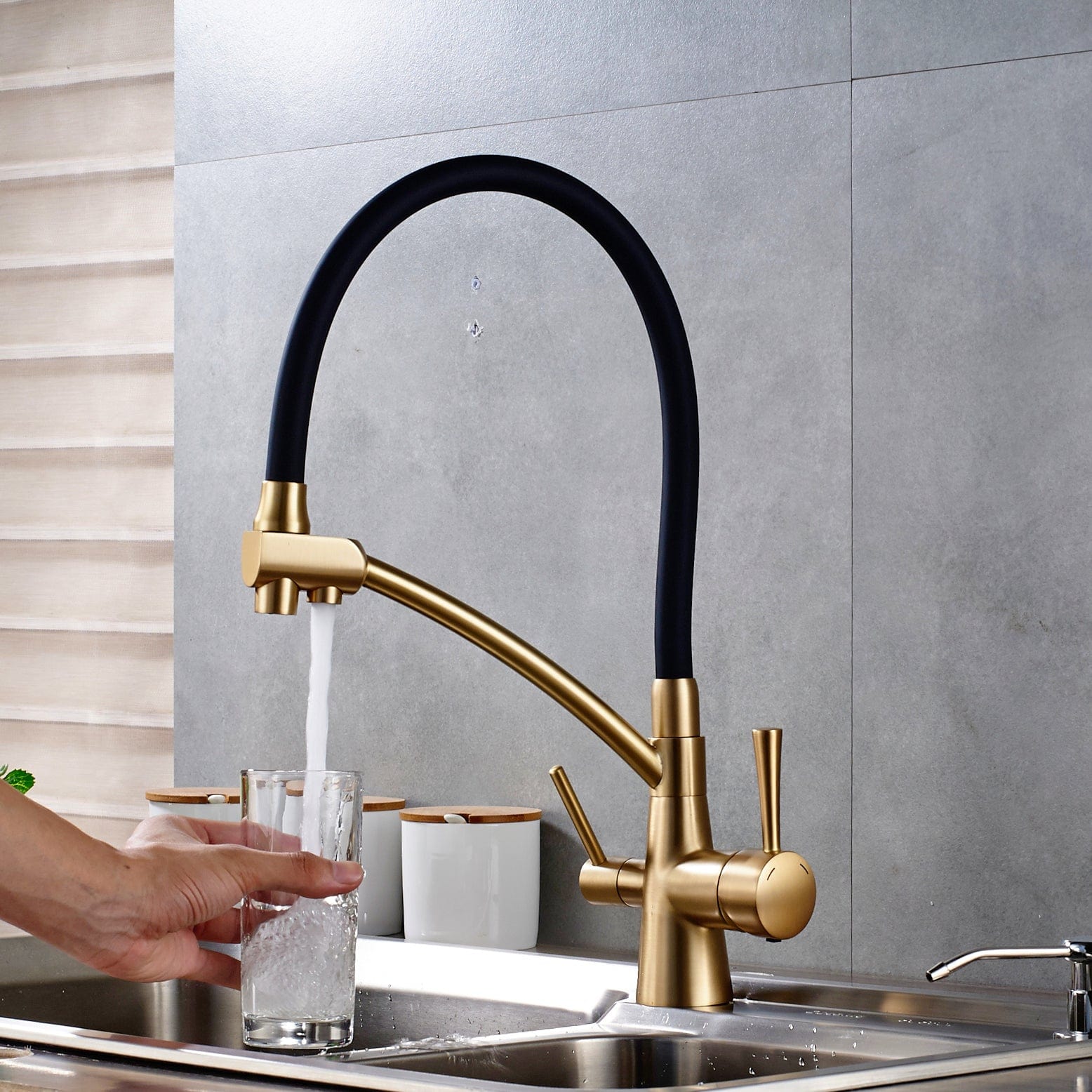 Baterie bucatarie cu 3 cai pentru filtru de purificare si 2 functii de curgere a apei, auriu cu negru