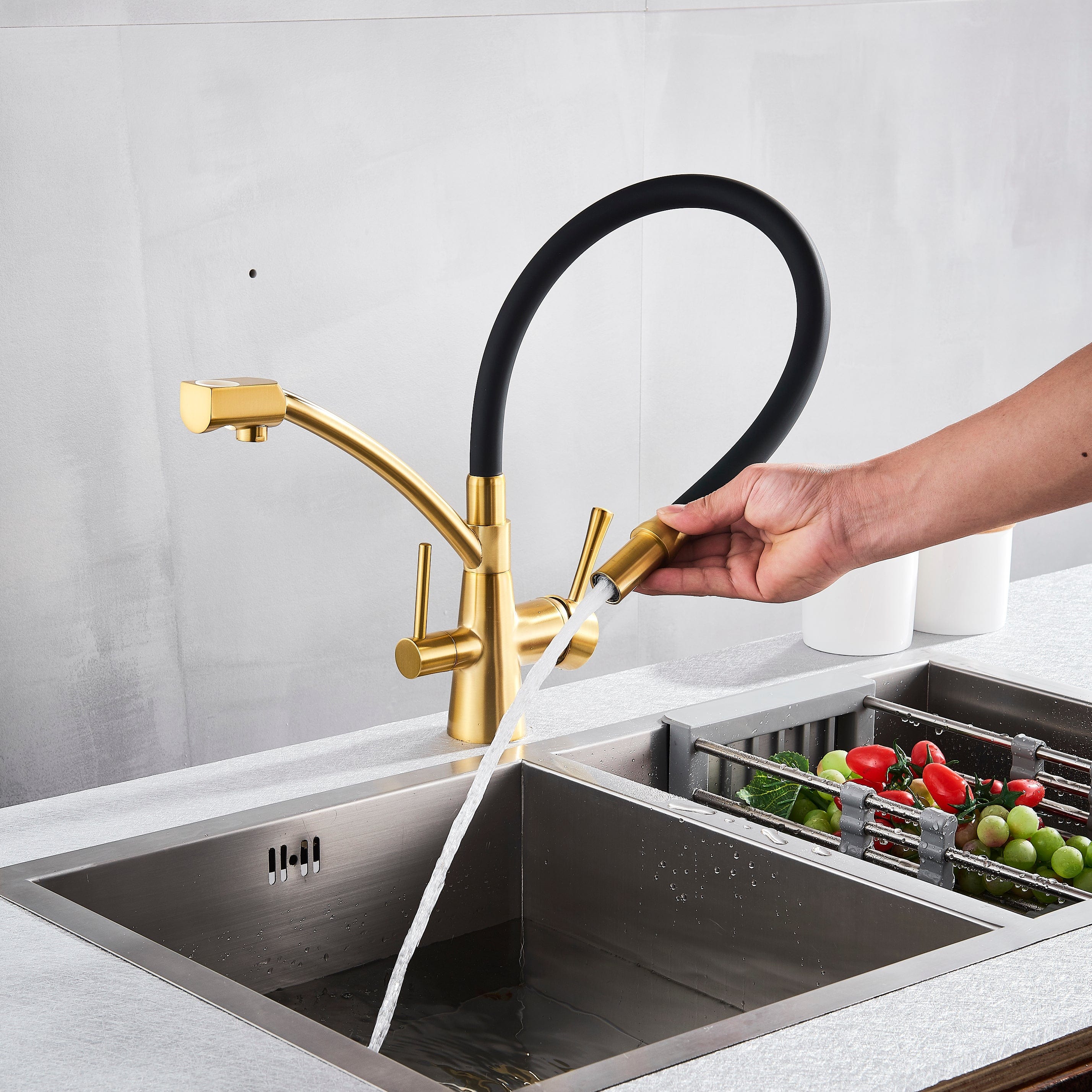 Baterie bucatarie cu 3 cai pentru filtru de purificare si 2 functii de curgere a apei, auriu cu negru