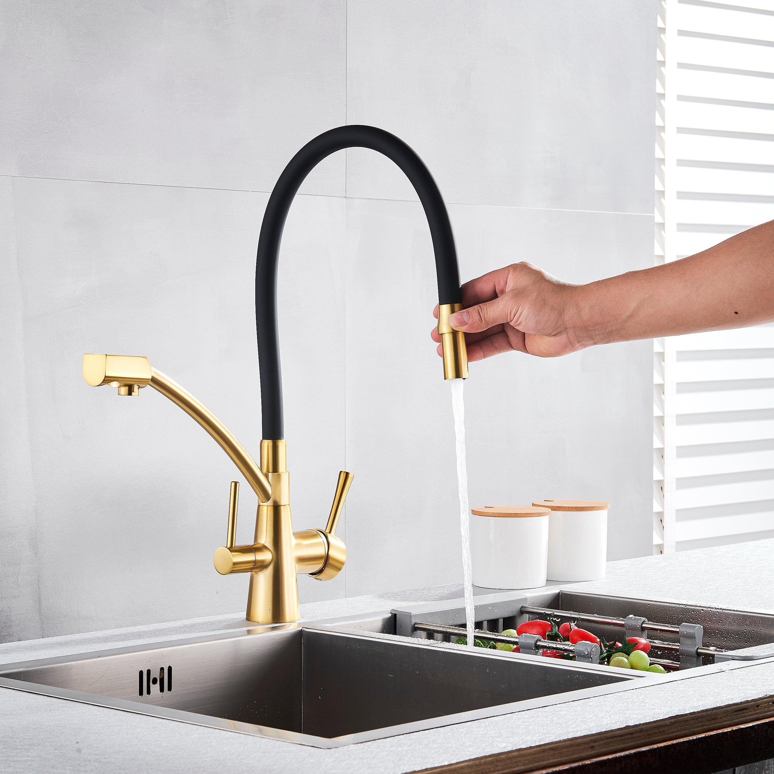 Baterie bucatarie cu 3 cai pentru filtru de purificare si 2 functii de curgere a apei, auriu cu negru