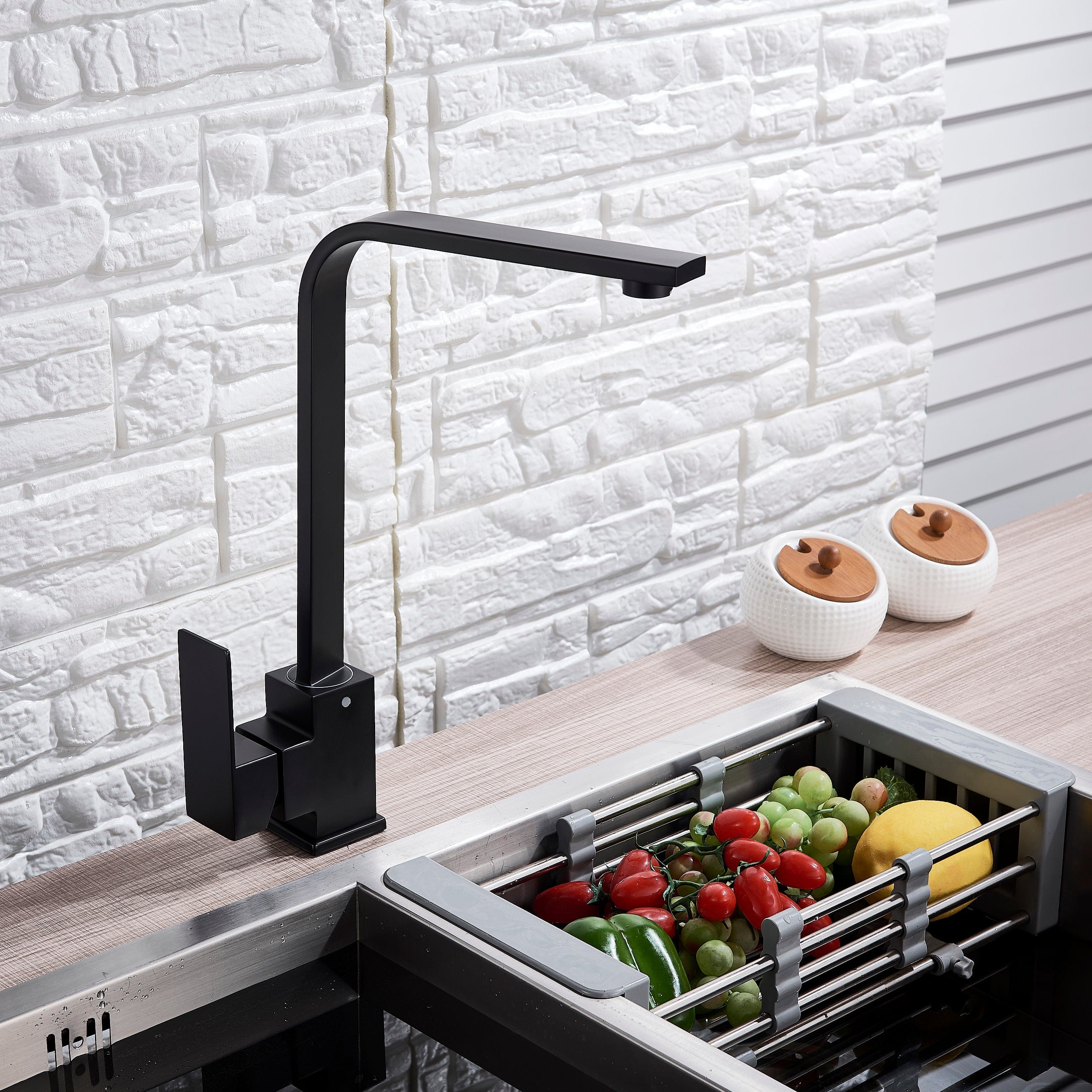 Baterie bucatarie cu cadru patrat si monocomanda, negru mat