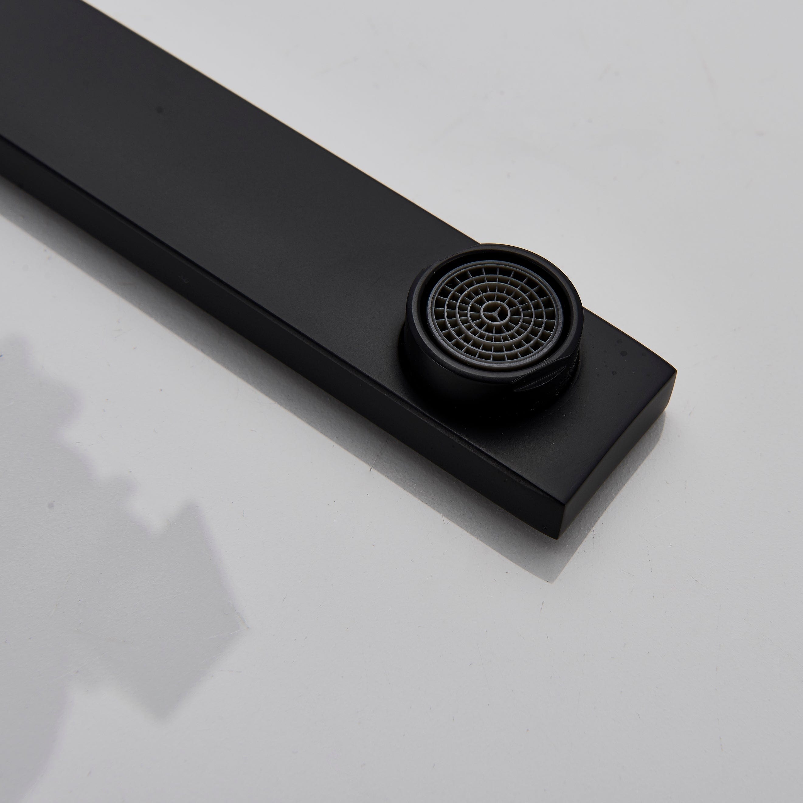 Baterie bucatarie cu cadru patrat si monocomanda, negru mat