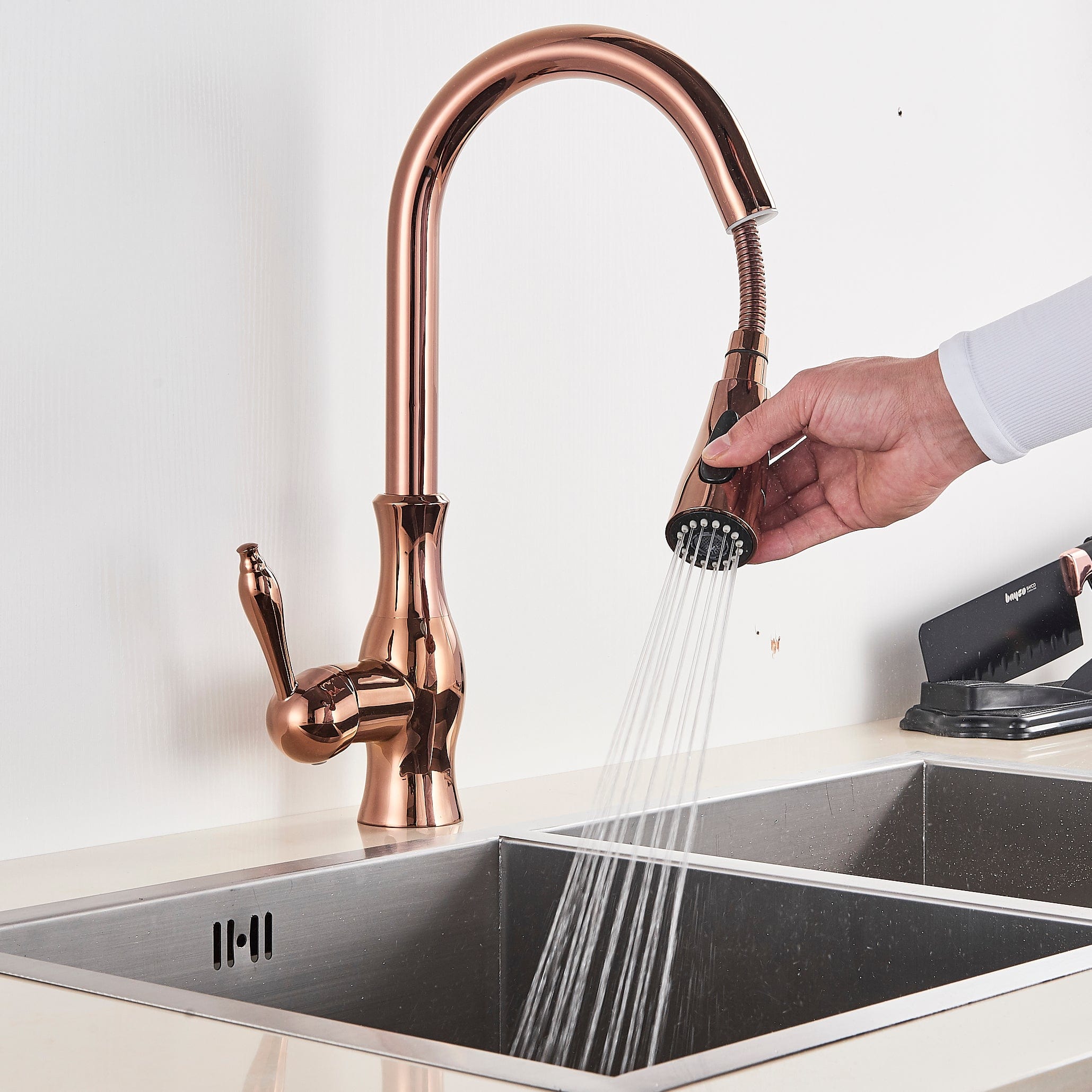 Baterie bucatarie culoare cupru, cu dus extractibil si 2 functii de curgere a apei