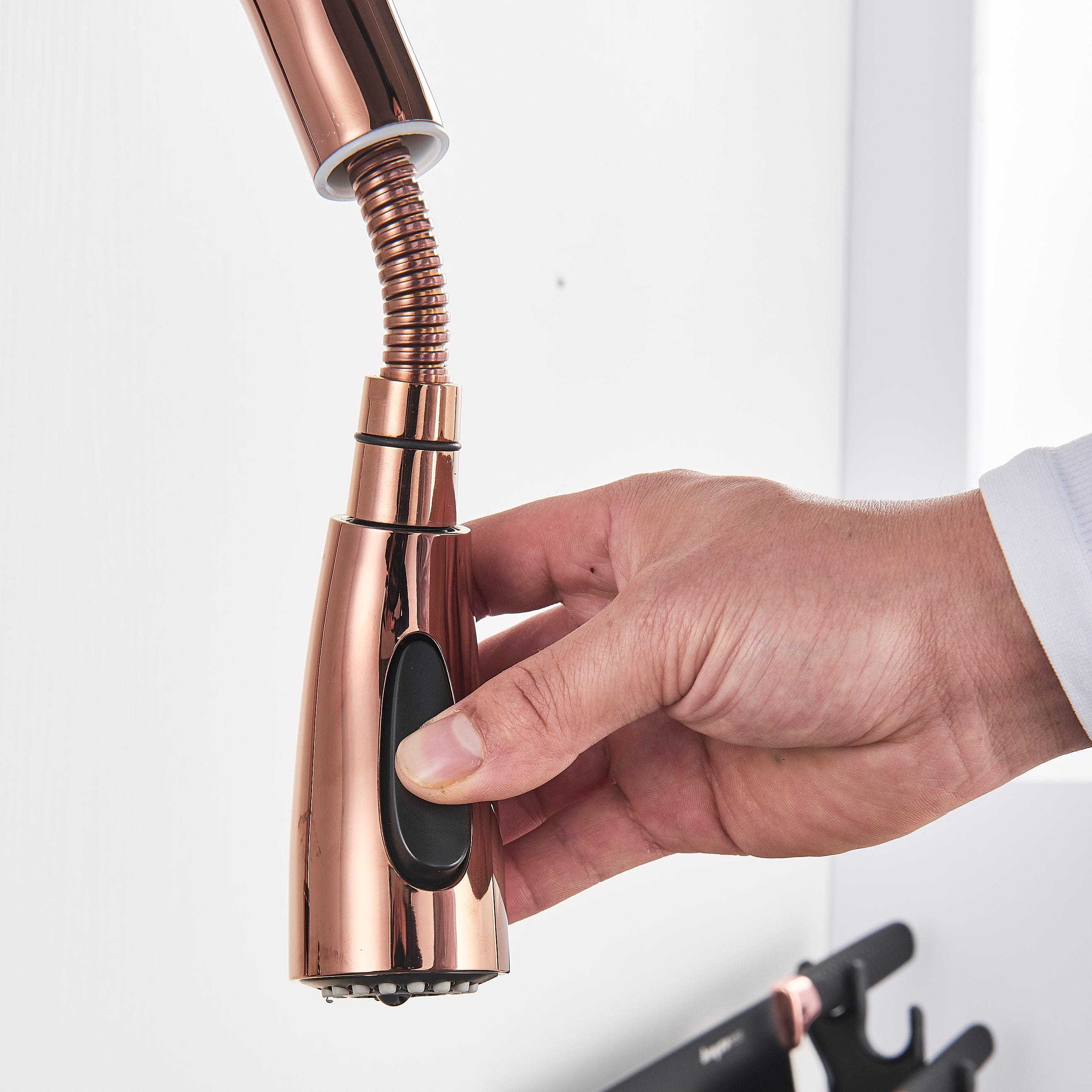 Baterie bucatarie culoare cupru, cu dus extractibil si 2 functii de curgere a apei