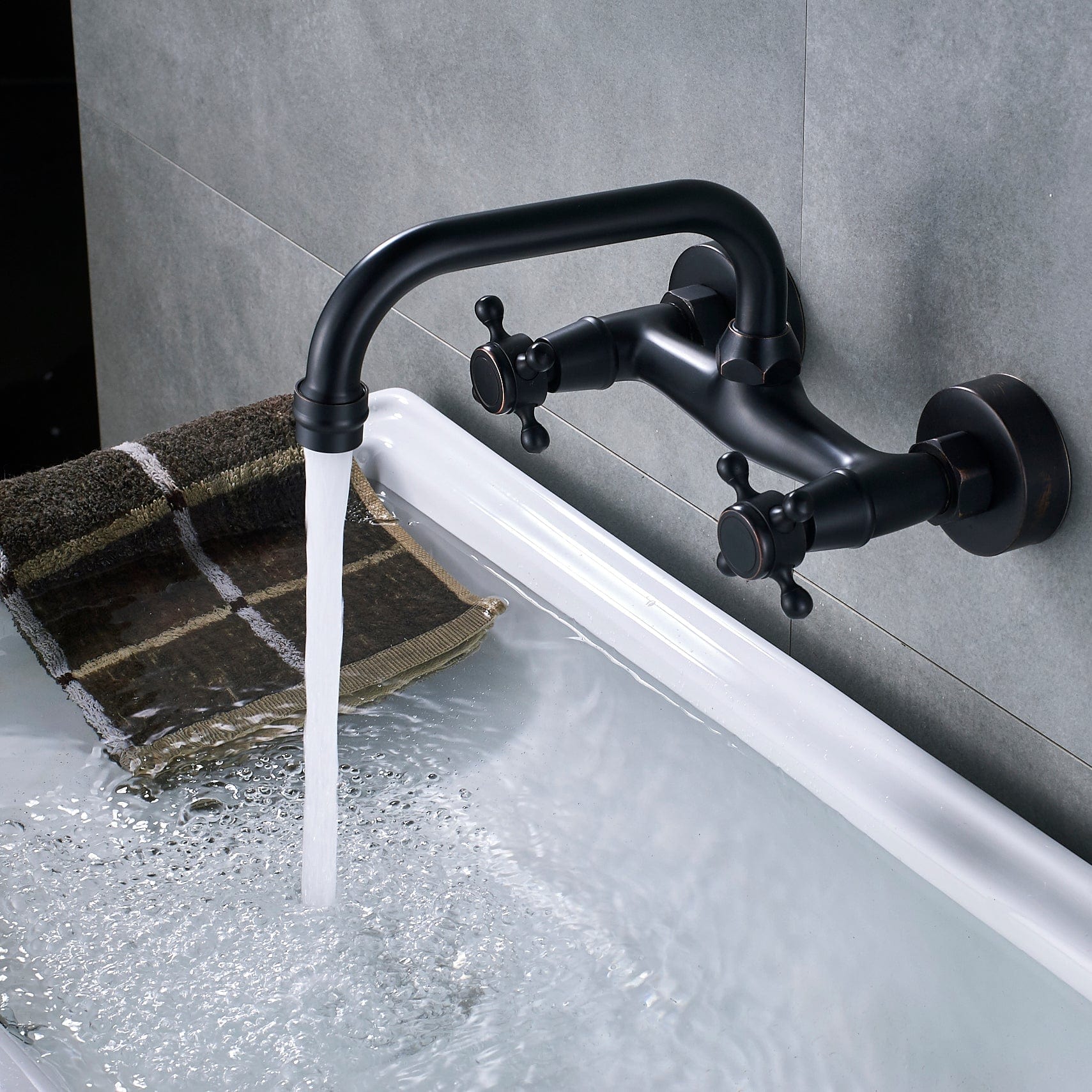 Baterie cu montare pe perete in stil victorian, cu doua manere, negru mat