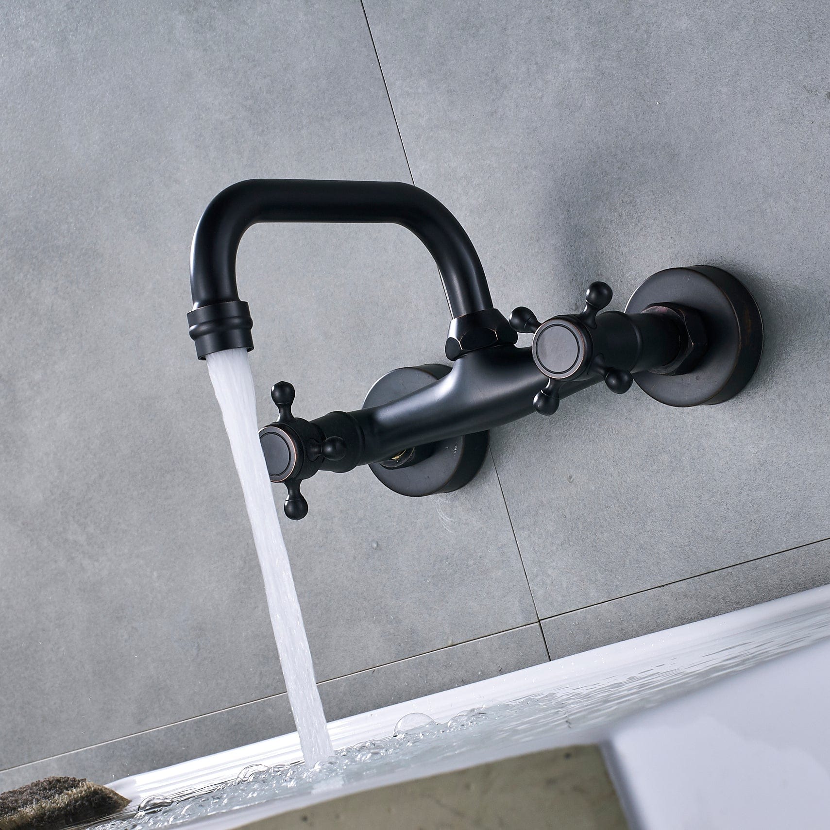 Baterie cu montare pe perete in stil victorian, cu doua manere, negru mat