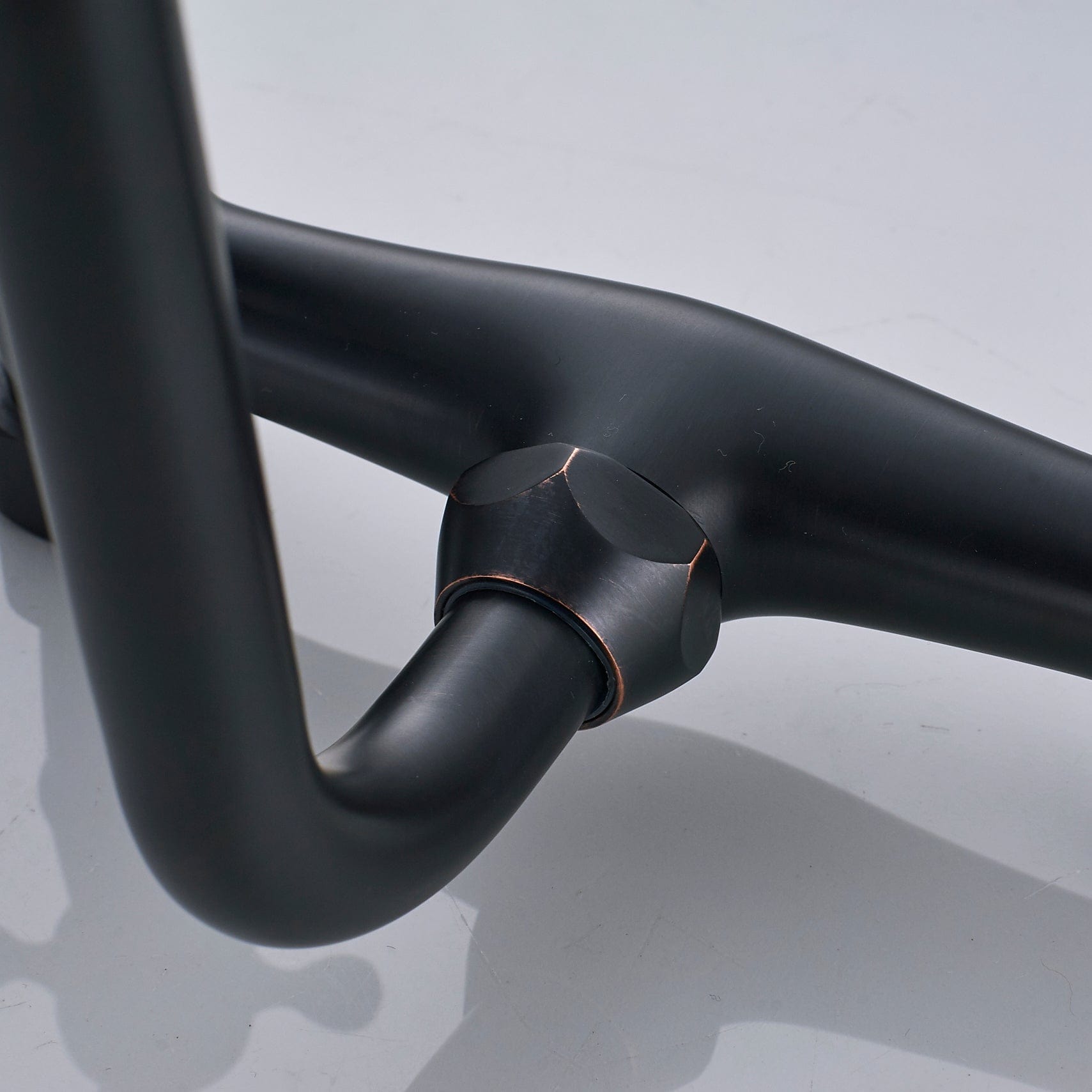 Baterie cu montare pe perete in stil victorian, cu doua manere, negru mat