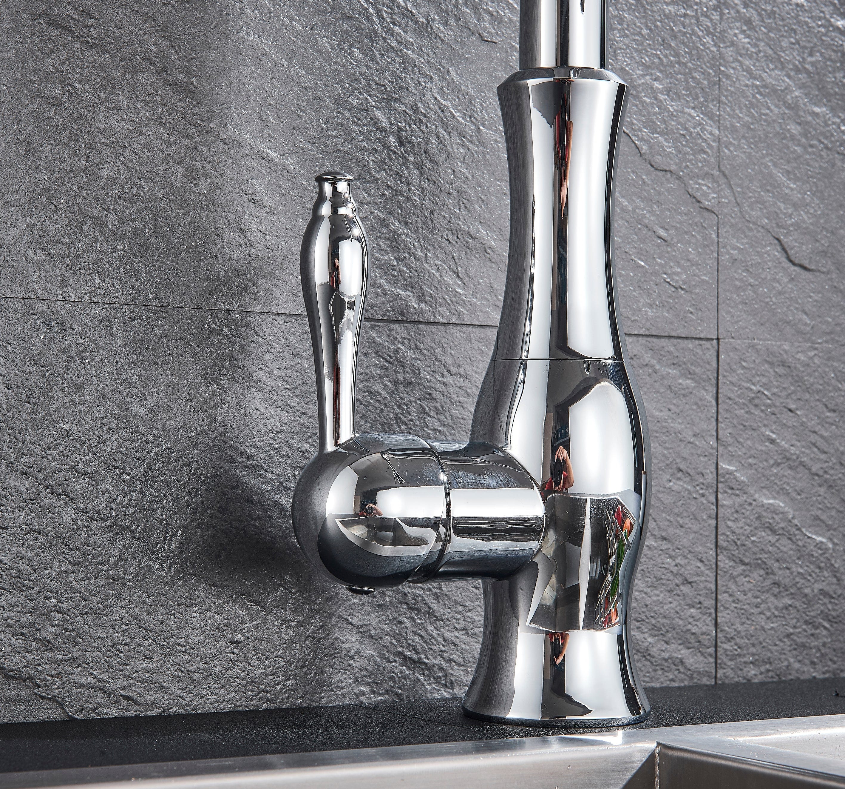 Baterie de bucatarie, cromata, cu furtun extractibil si 2 functii de curgere a apei