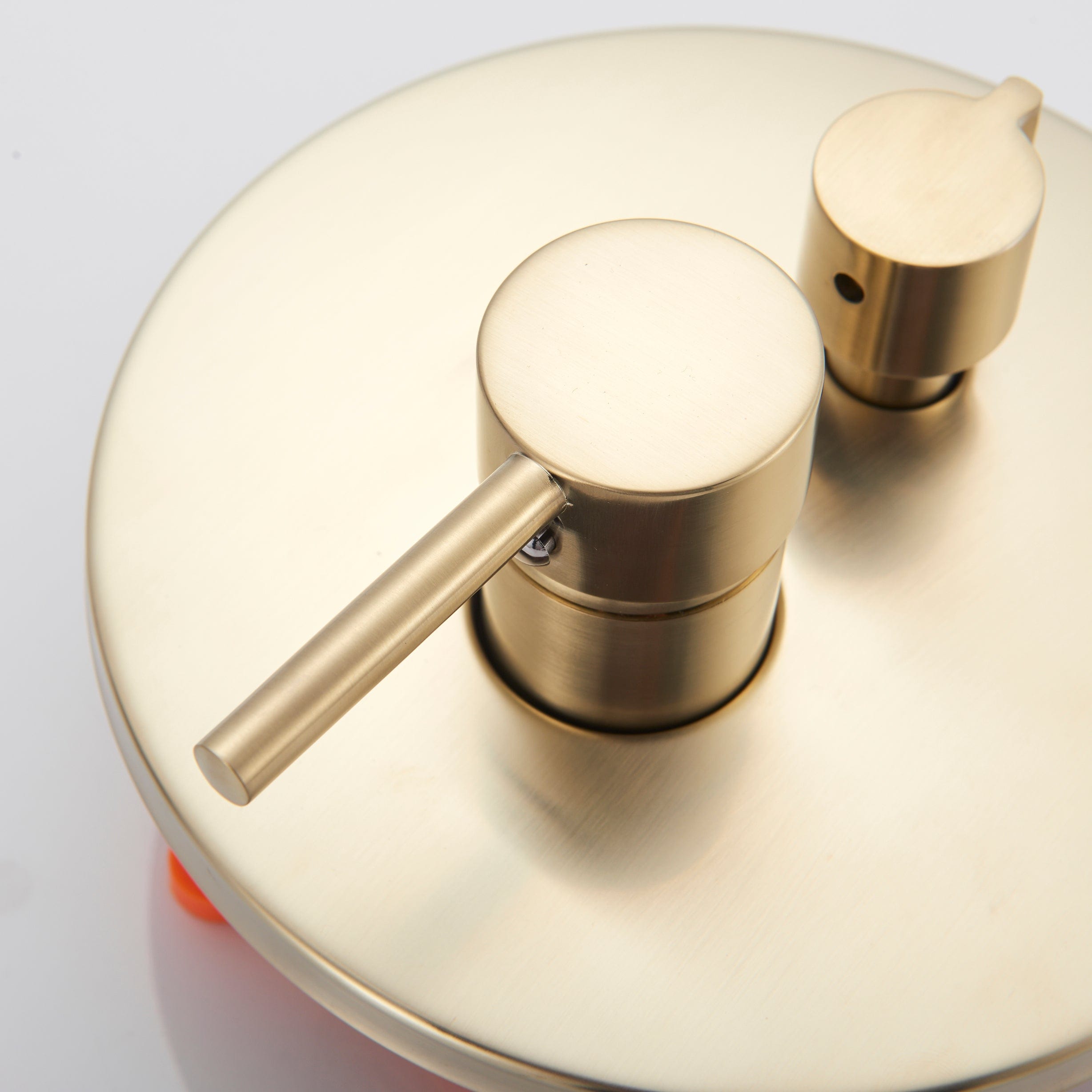 Baterie de cada incastrata, cu dus de mana, finisaj auriu nichelat (semi-lucios)