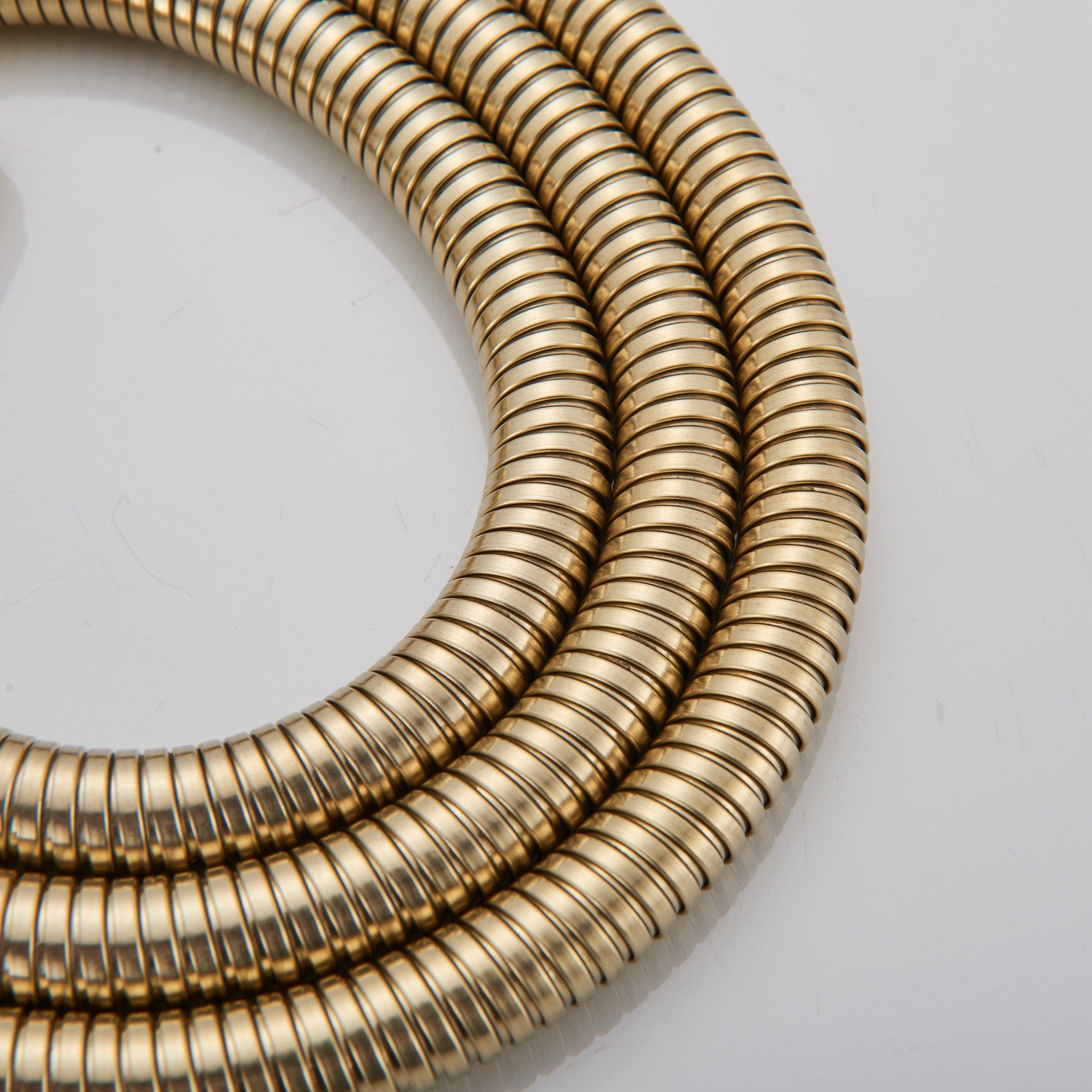 Baterie de cada incastrata, cu dus de mana, finisaj auriu nichelat (semi-lucios)