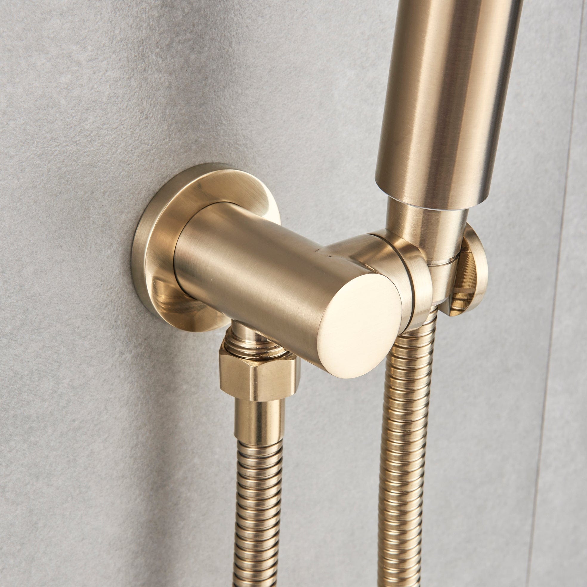 Baterie de cada incastrata, cu dus de mana, finisaj auriu nichelat (semi-lucios)