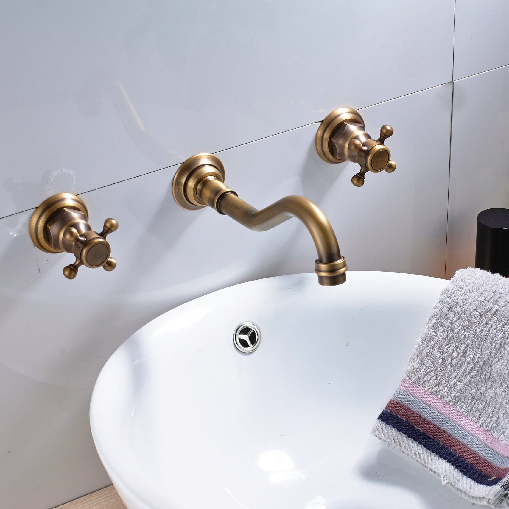 Baterie lavoar Chester cu montare in perete, din alama, cu 2 manere, auriu antichizat