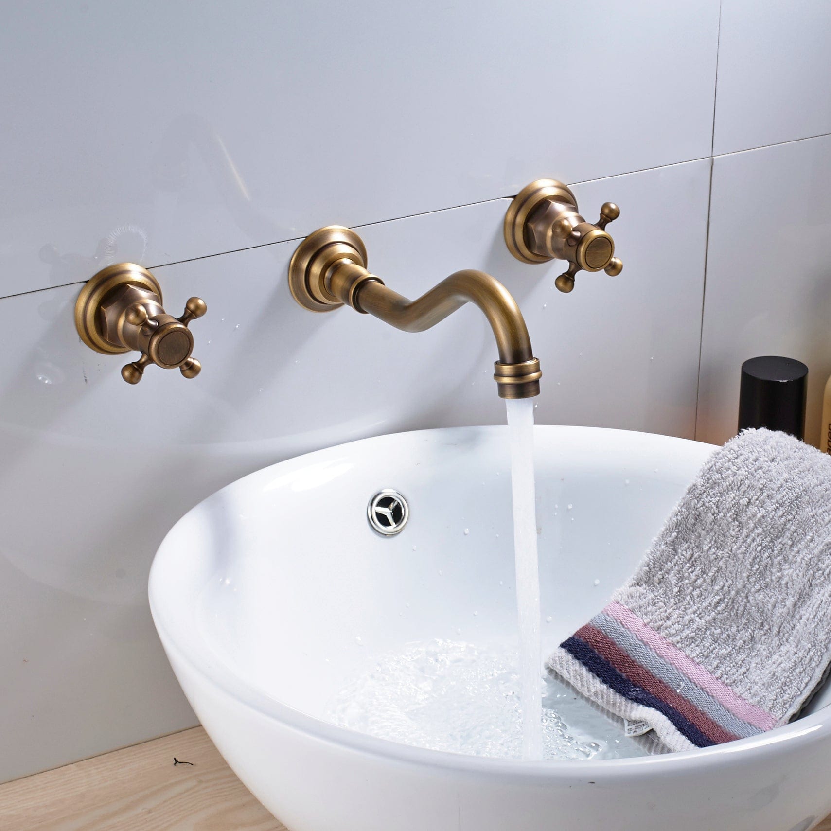 Baterie lavoar Chester cu montare in perete, din alama, cu 2 manere, auriu antichizat