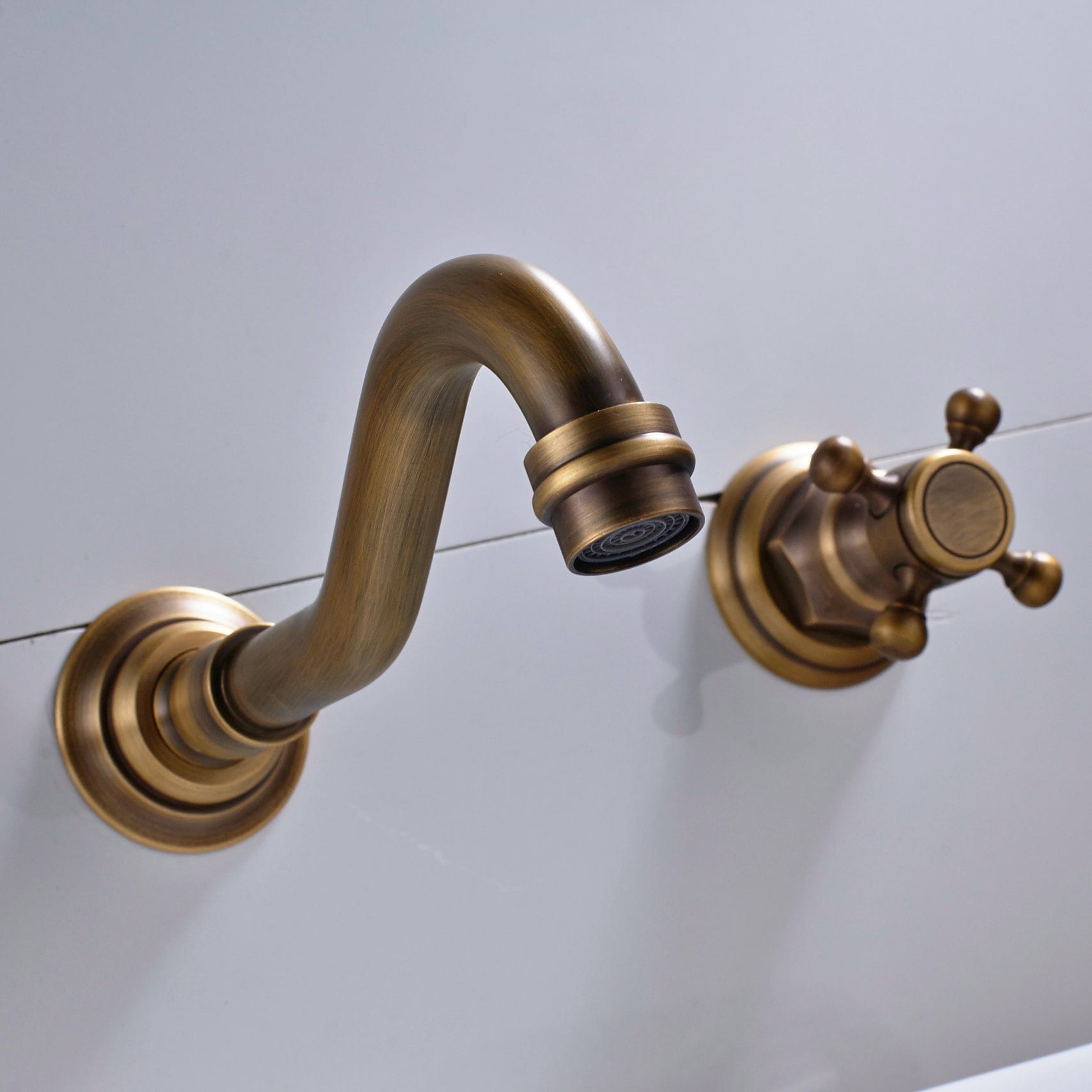 Baterie lavoar Chester cu montare in perete, din alama, cu 2 manere, auriu antichizat