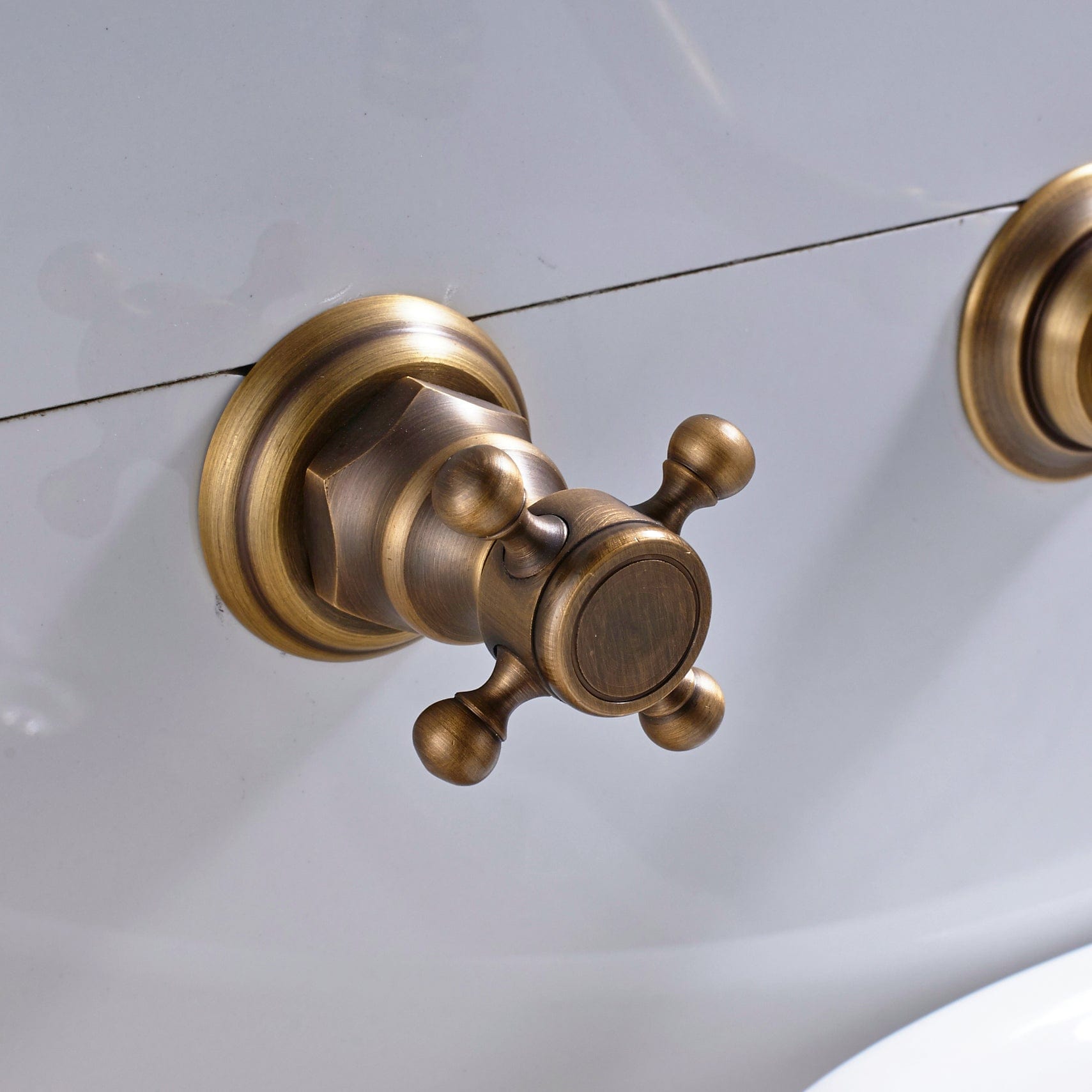 Baterie lavoar Chester cu montare in perete, din alama, cu 2 manere, auriu antichizat