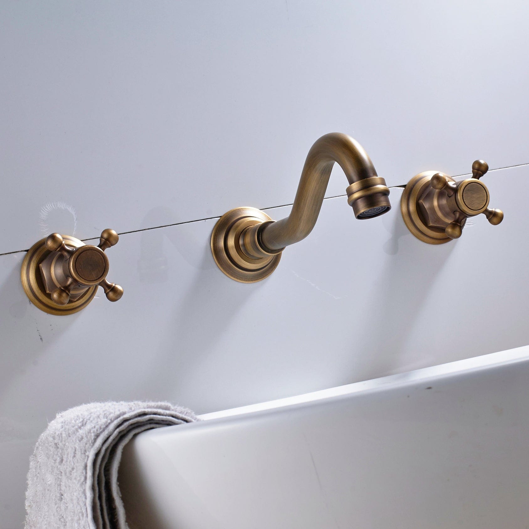 Baterie lavoar Chester cu montare in perete, din alama, cu 2 manere, auriu antichizat