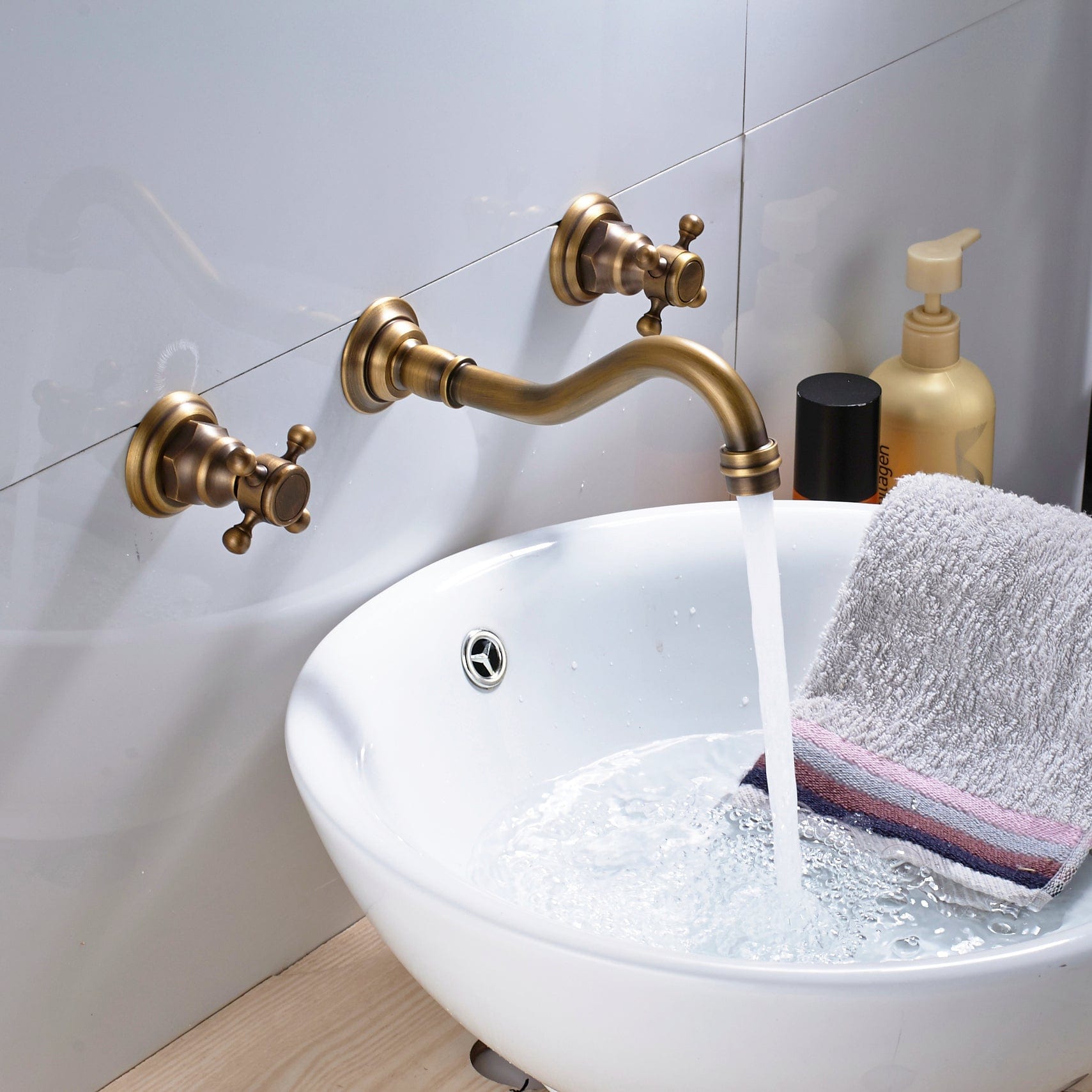 Baterie lavoar Chester cu montare in perete, din alama, cu 2 manere, auriu antichizat