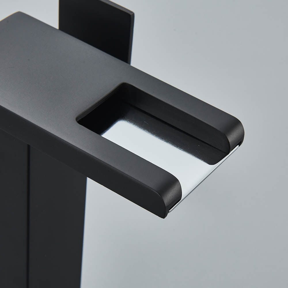 Baterie lavoar cu led, tip cascada, negru mat