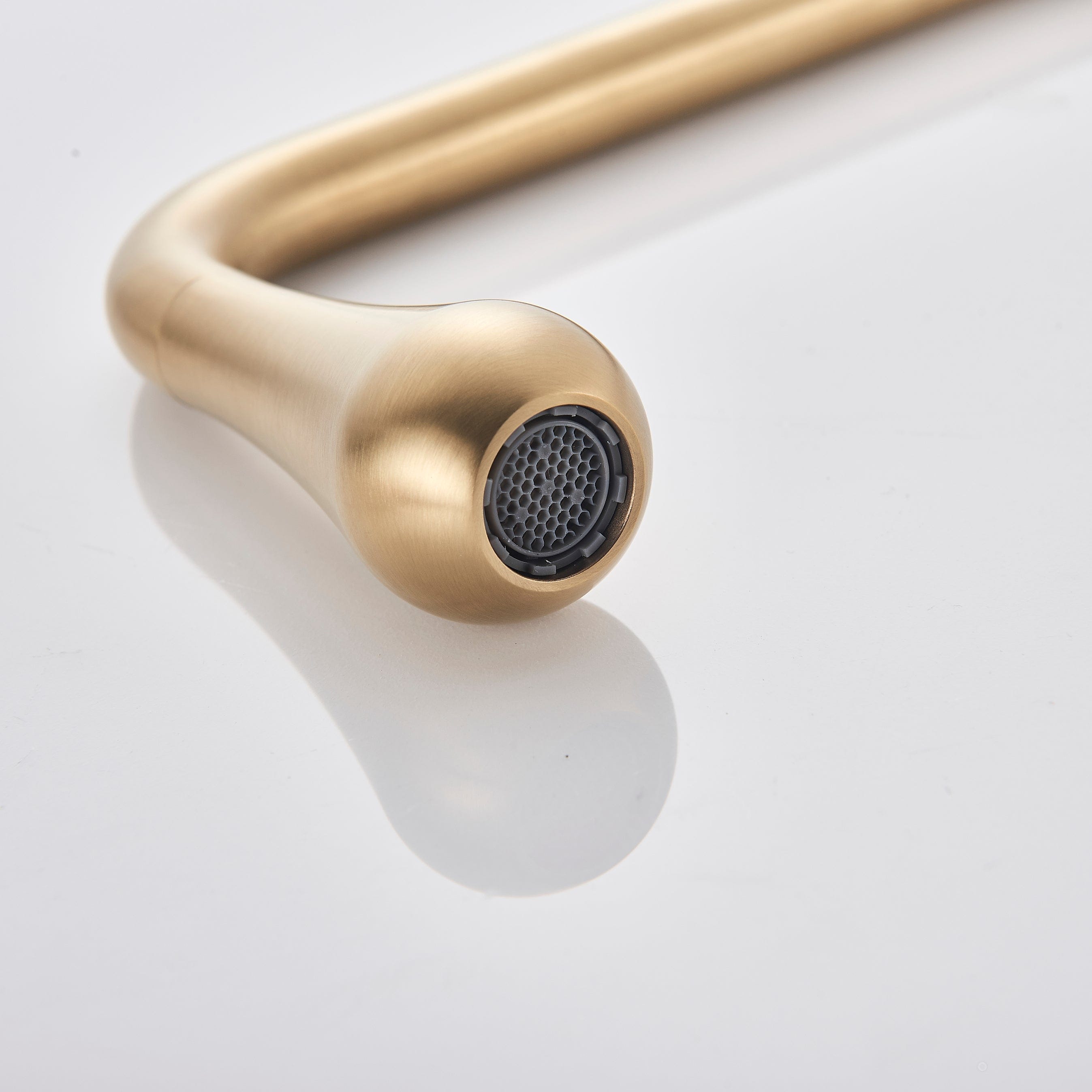 Baterie lavoar cu montare in perete, auriu nichelat