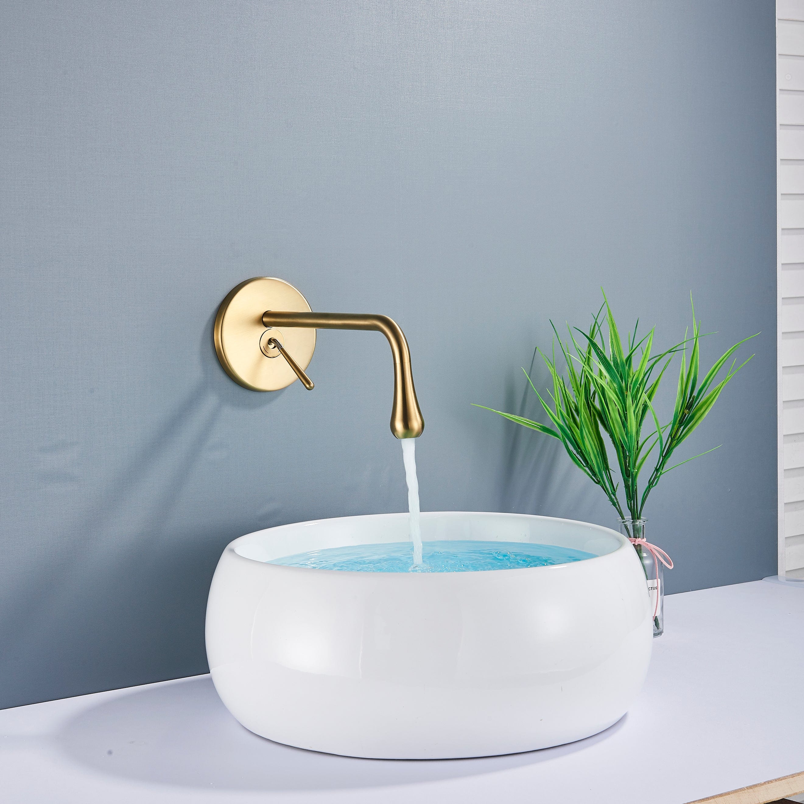 Baterie lavoar cu montare in perete, auriu nichelat