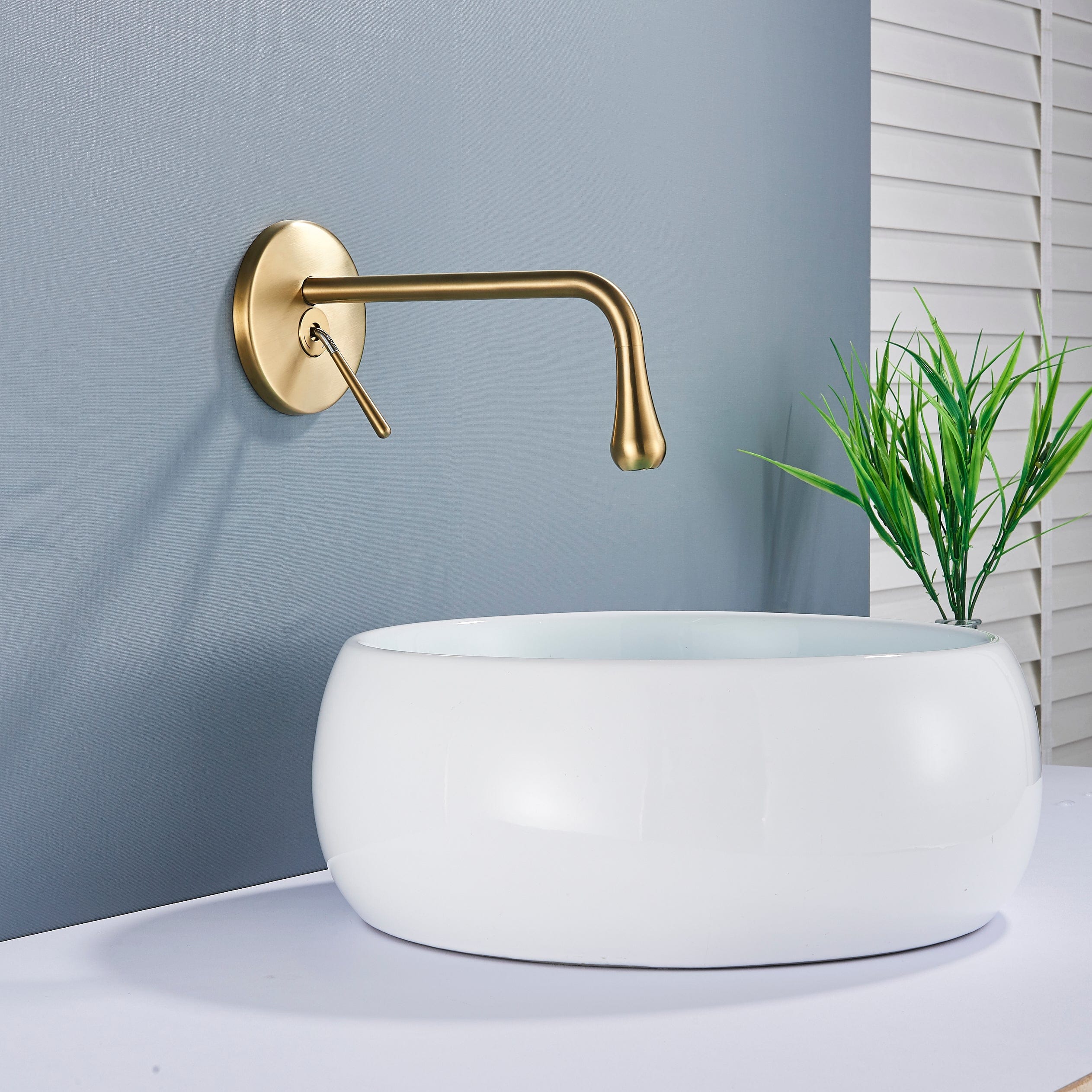 Baterie lavoar cu montare in perete, auriu nichelat