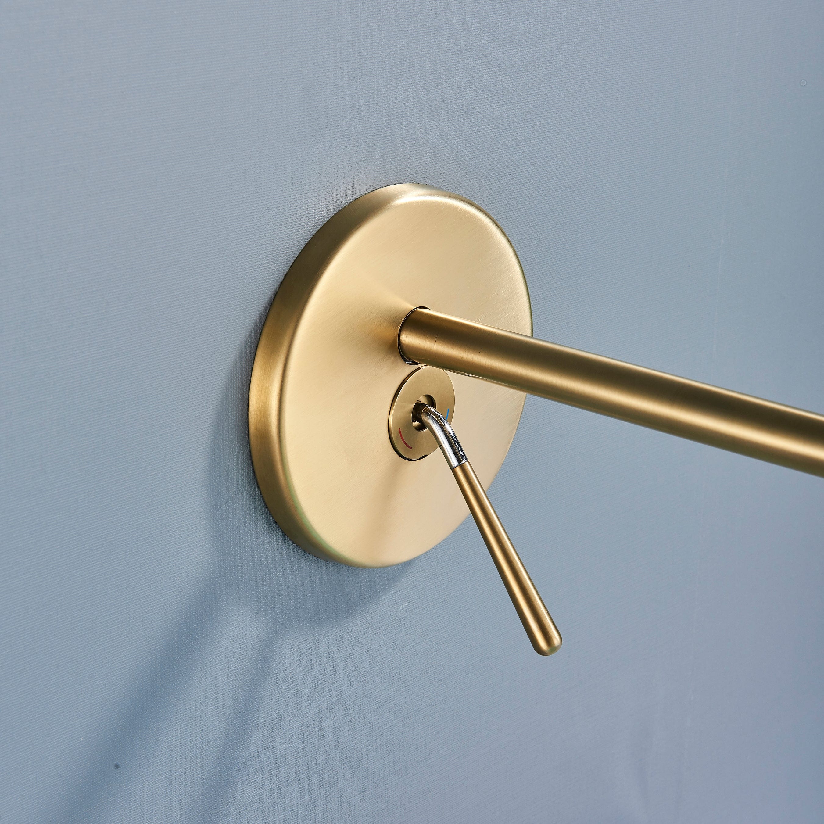 Baterie lavoar cu montare in perete, auriu nichelat