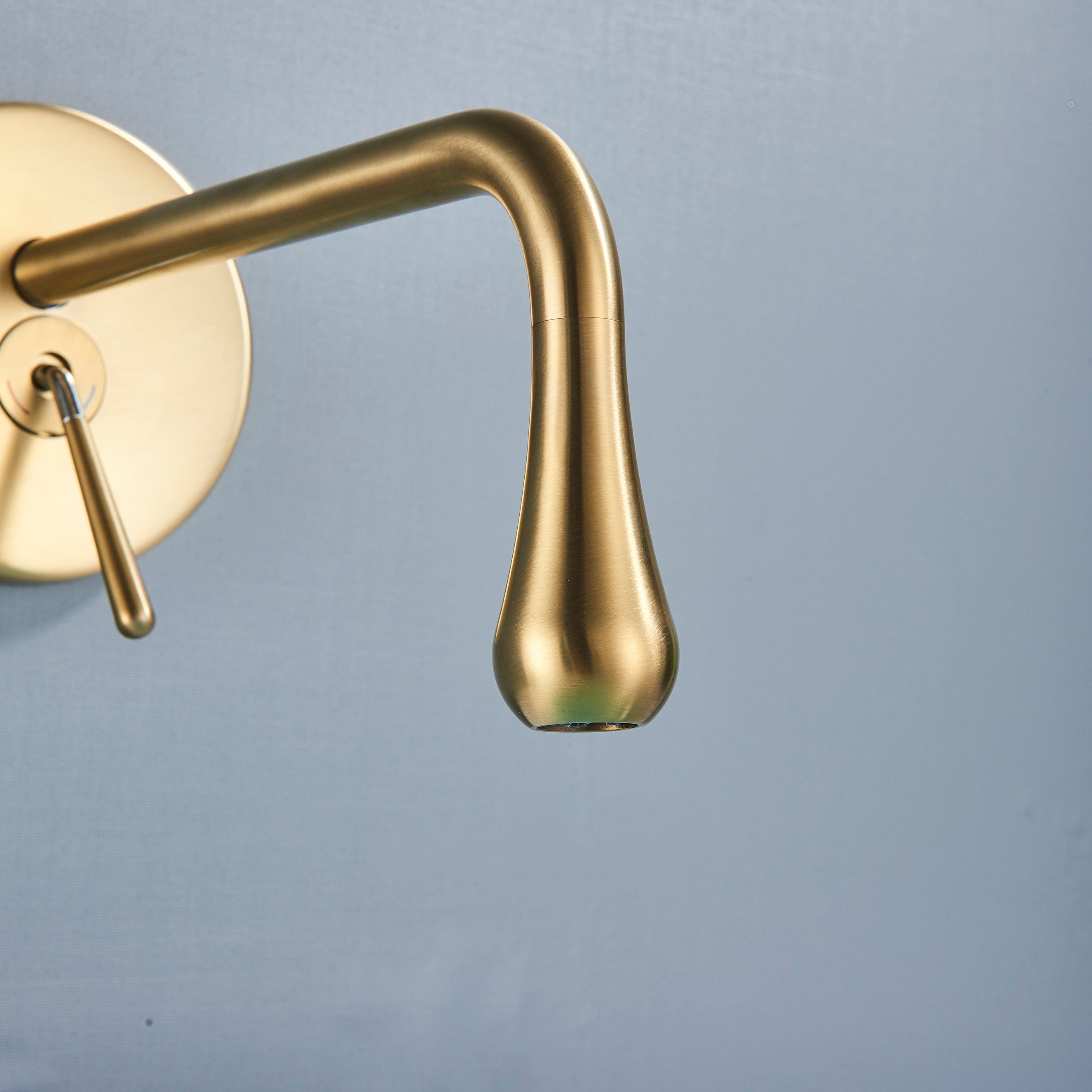 Baterie lavoar cu montare in perete, auriu nichelat