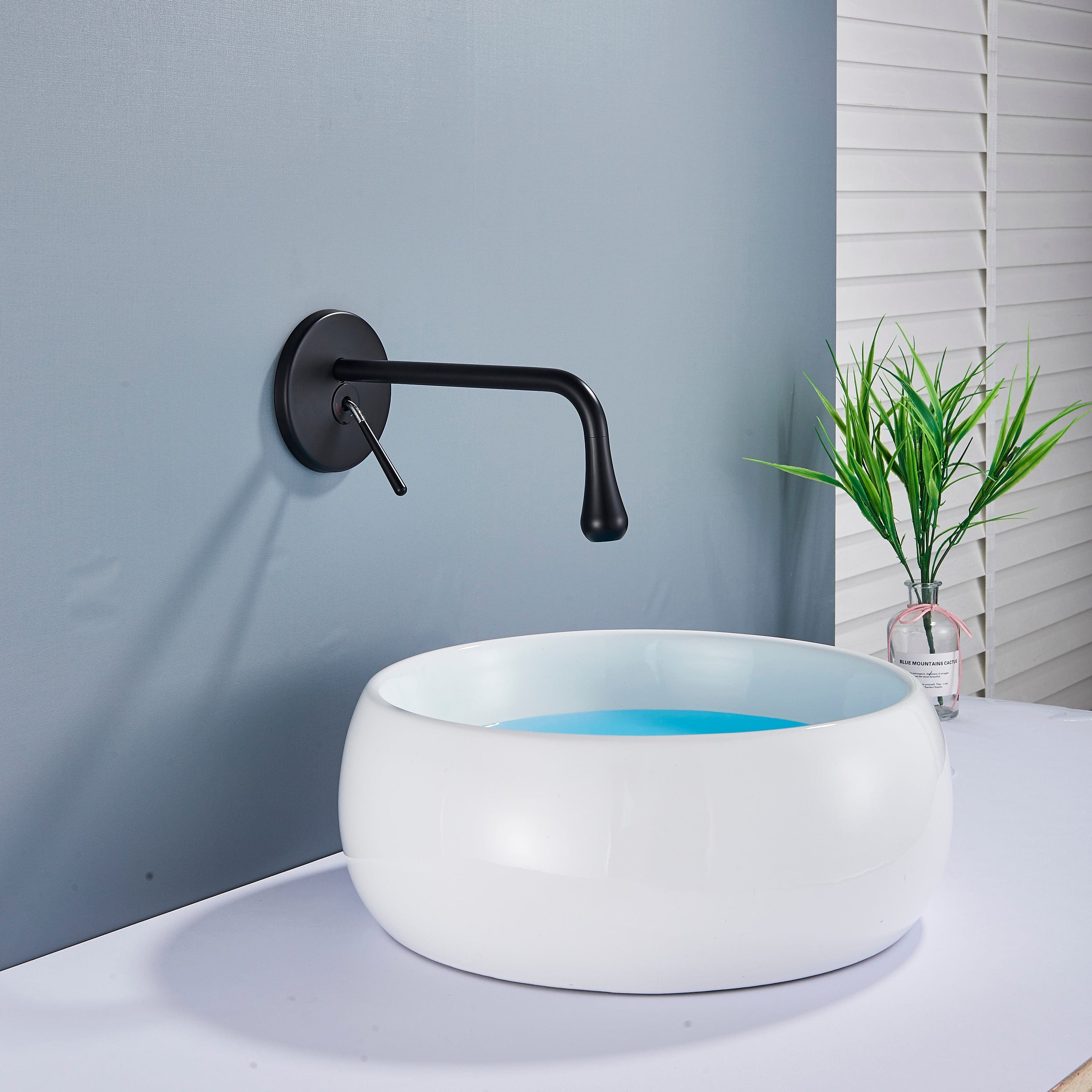 Baterie lavoar cu montare in perete, negru mat