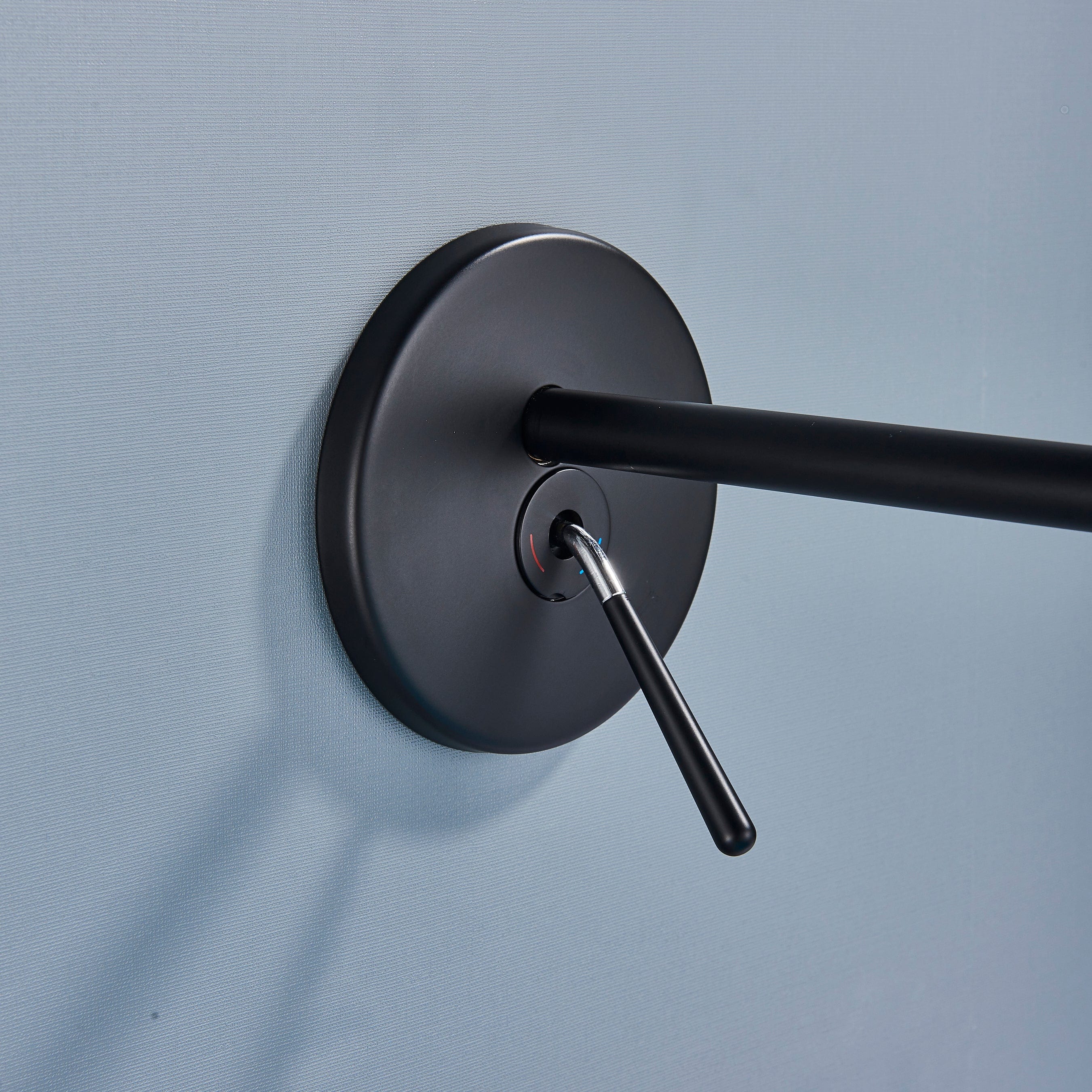 Baterie lavoar cu montare in perete, negru mat