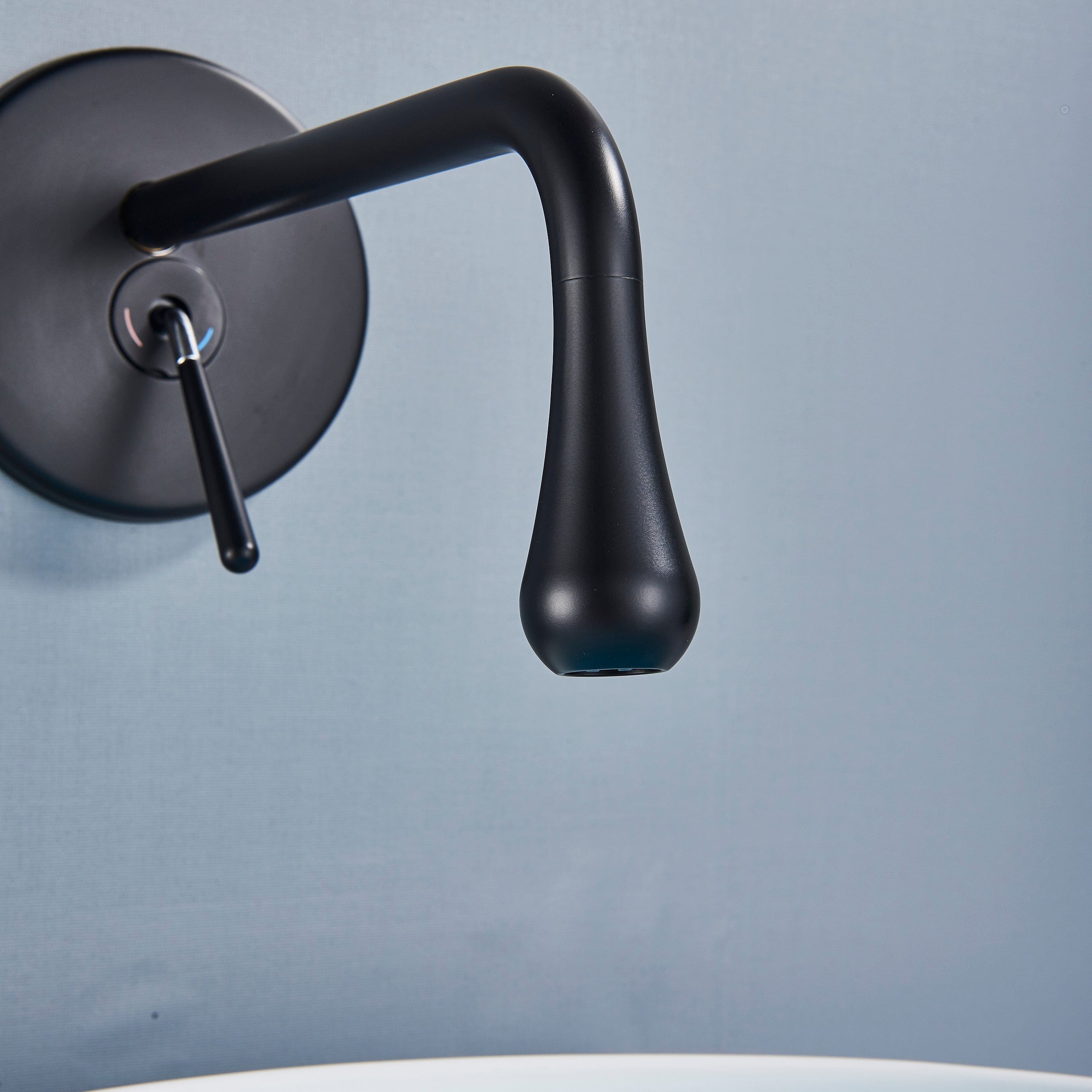 Baterie lavoar cu montare in perete, negru mat