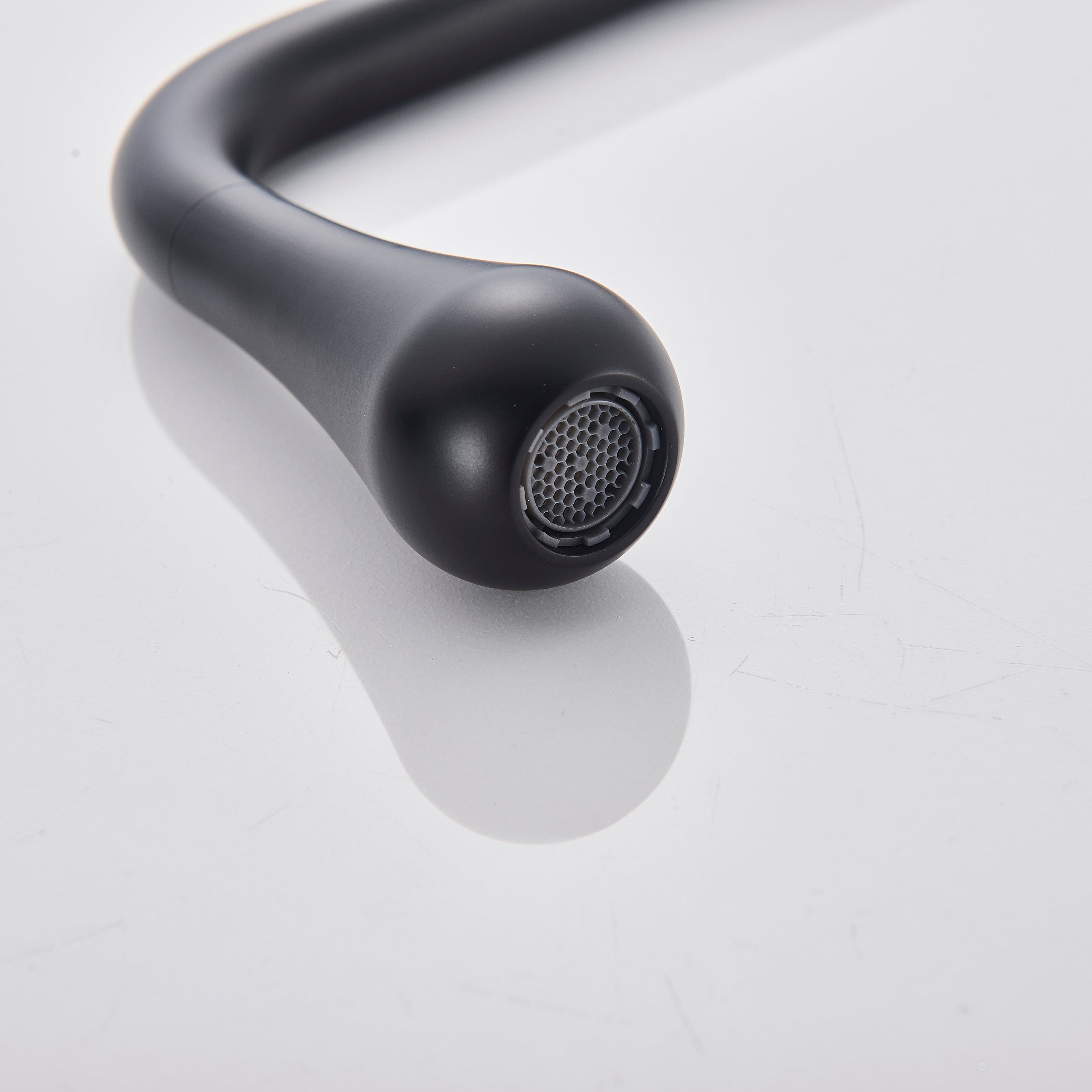 Baterie lavoar cu montare in perete, negru mat