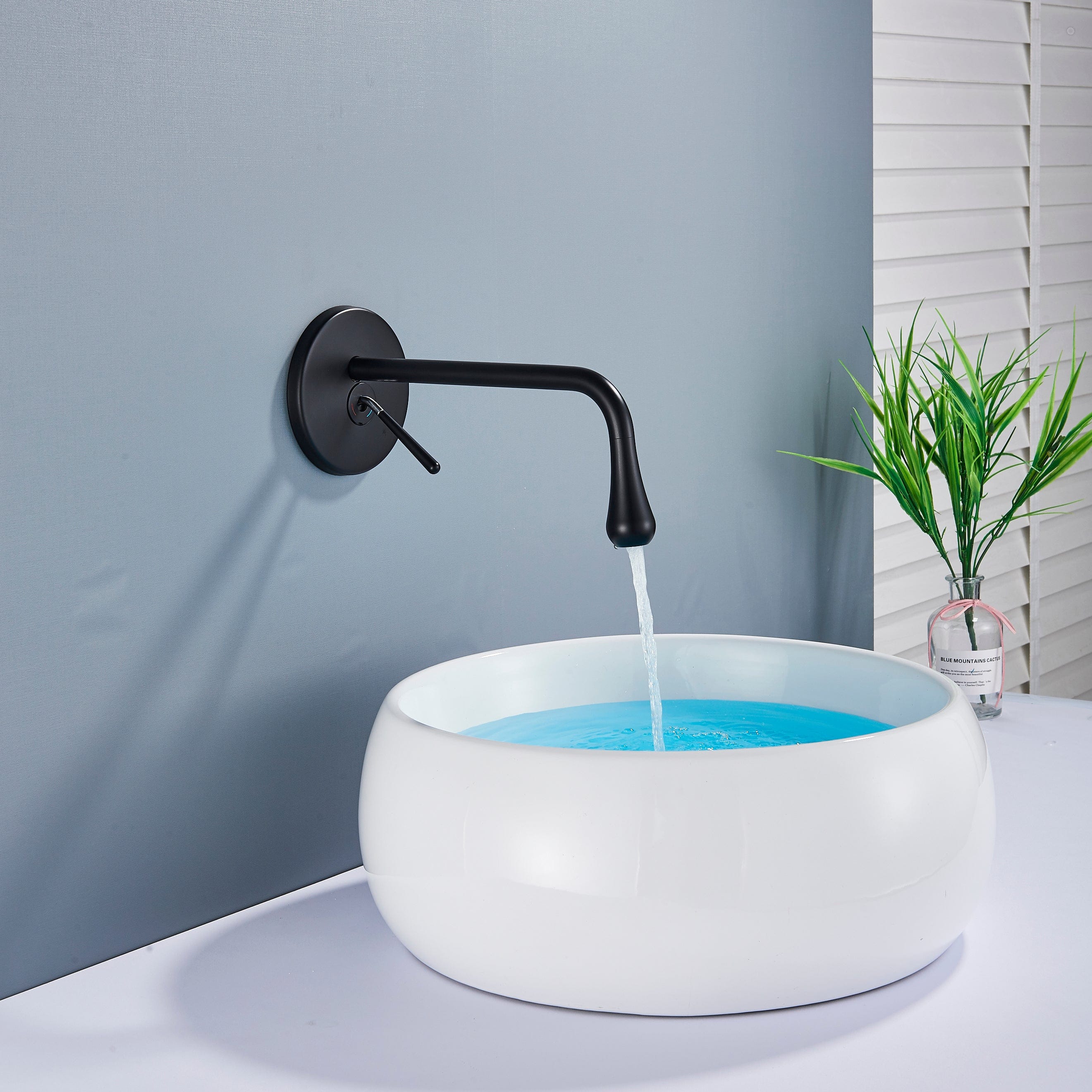 Baterie lavoar cu montare in perete, negru mat