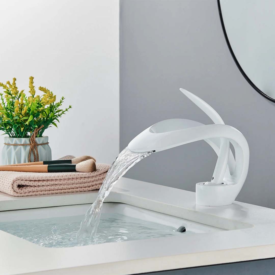 Baterie lavoar cu un singur maner si orificiu, tip cascada, alb