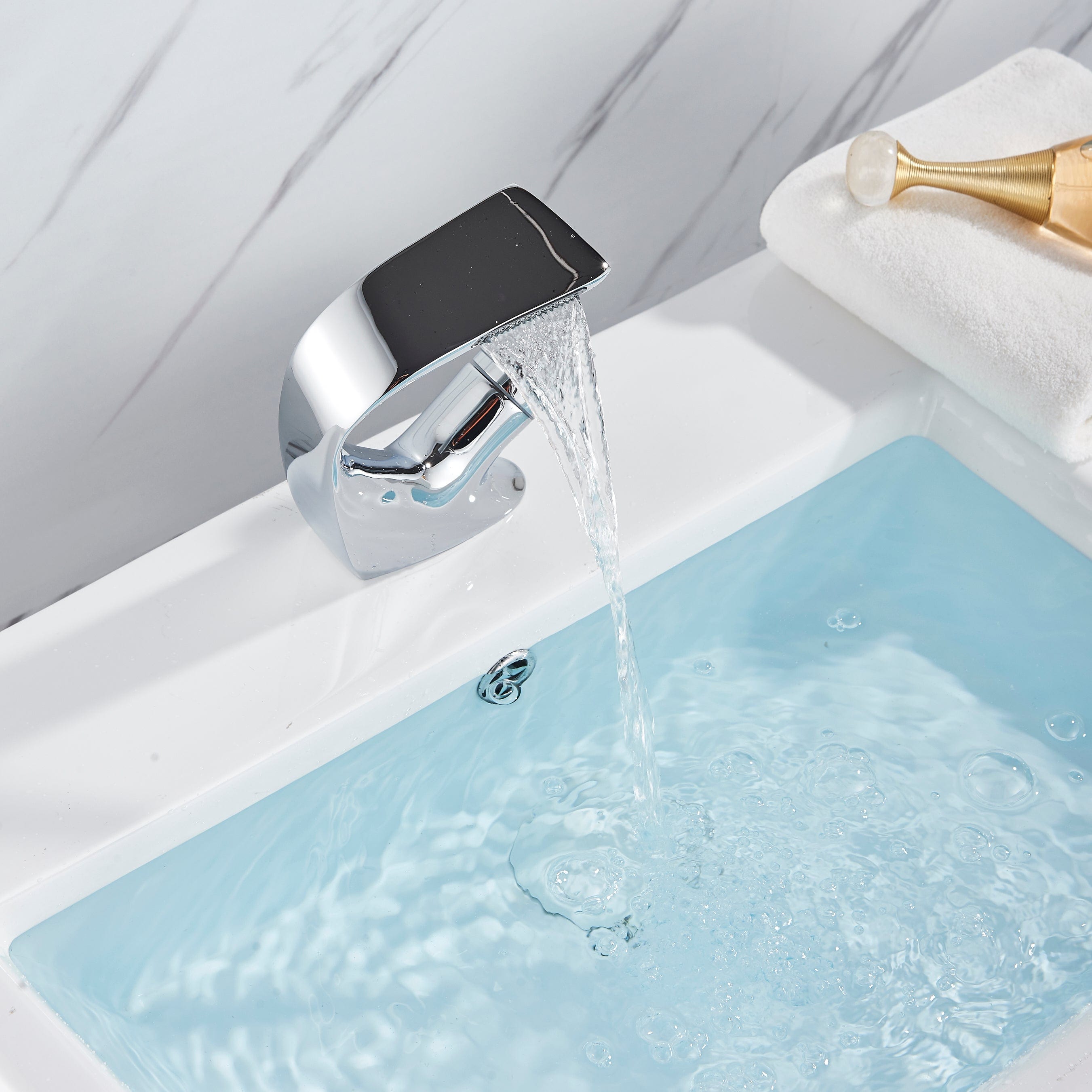 Baterie lavoar cu un singur maner si orificiu, tip cascada, argintiu lucios