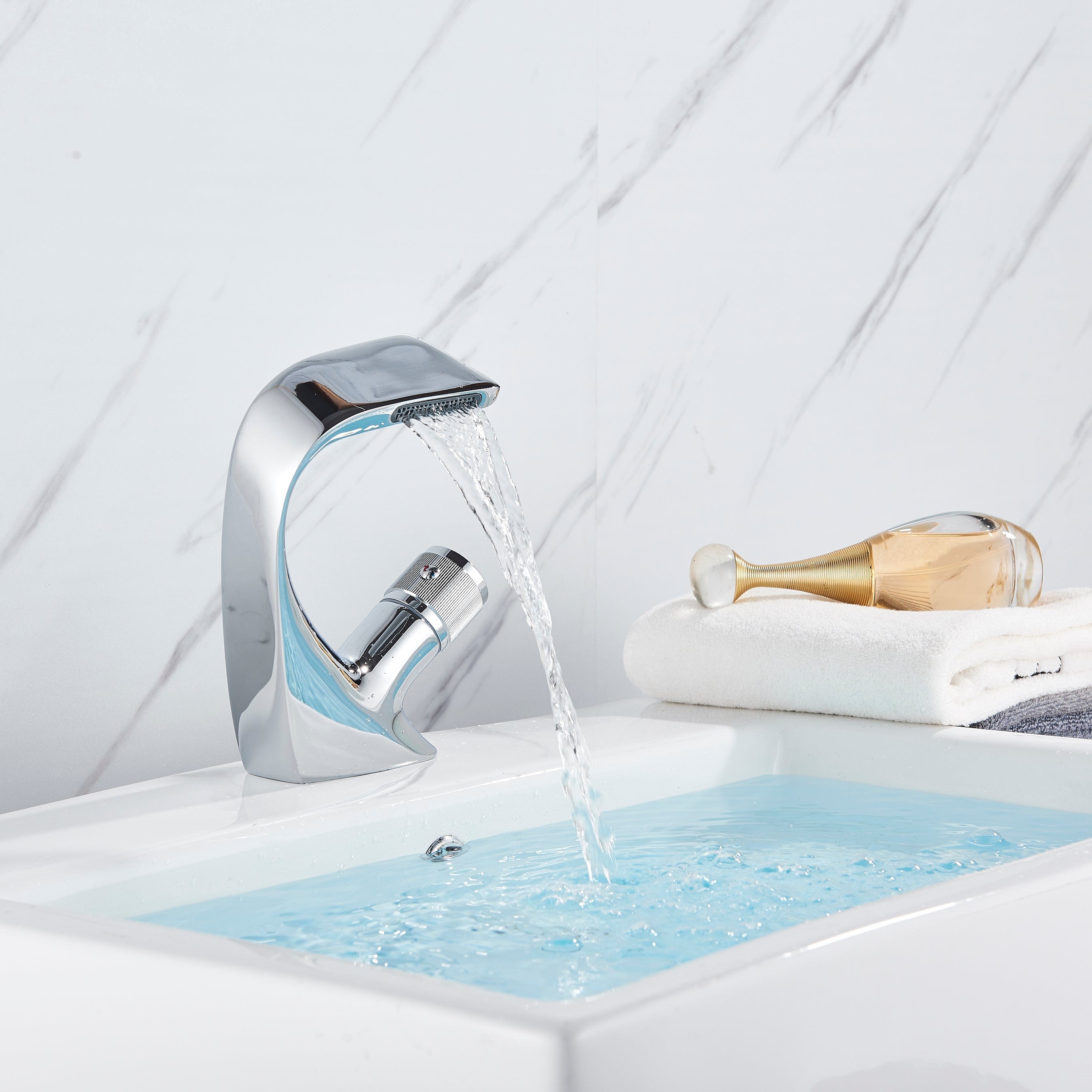 Baterie lavoar cu un singur maner si orificiu, tip cascada, argintiu lucios