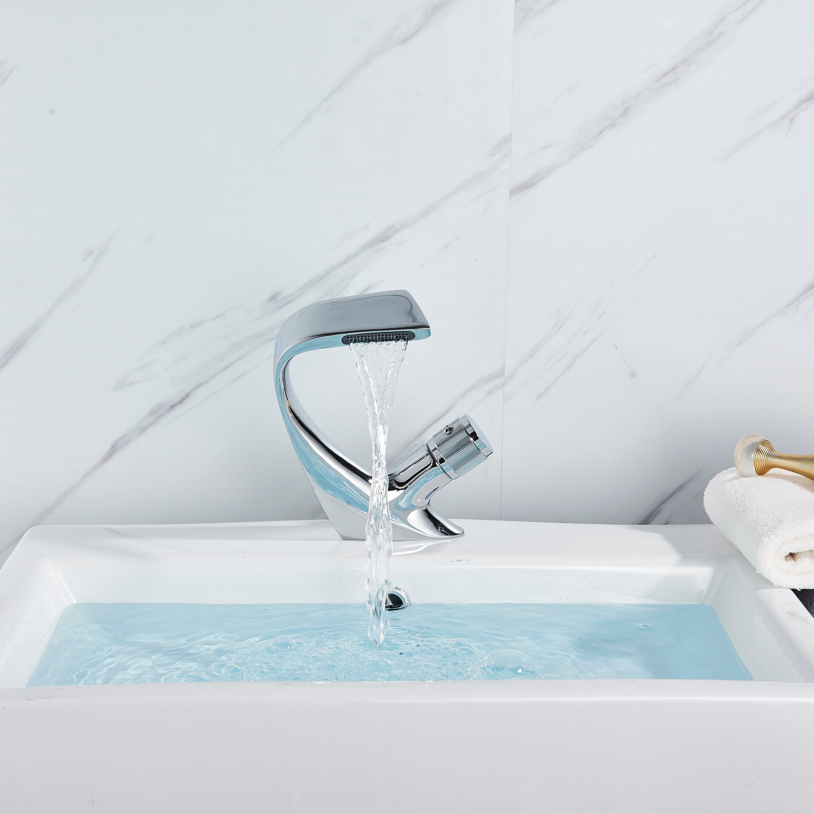 Baterie lavoar cu un singur maner si orificiu, tip cascada, argintiu lucios