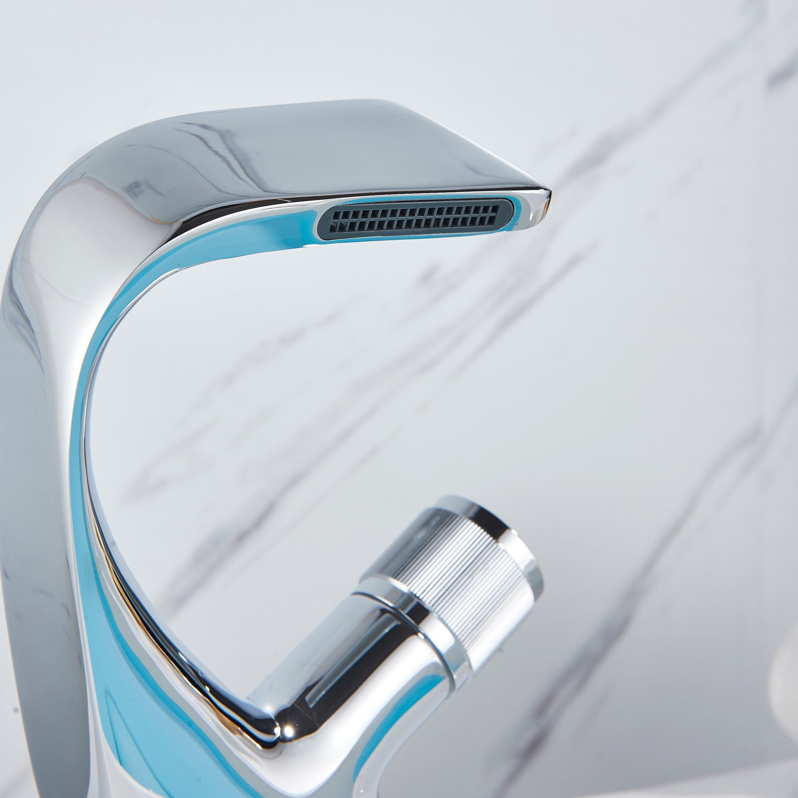 Baterie lavoar cu un singur maner si orificiu, tip cascada, argintiu lucios