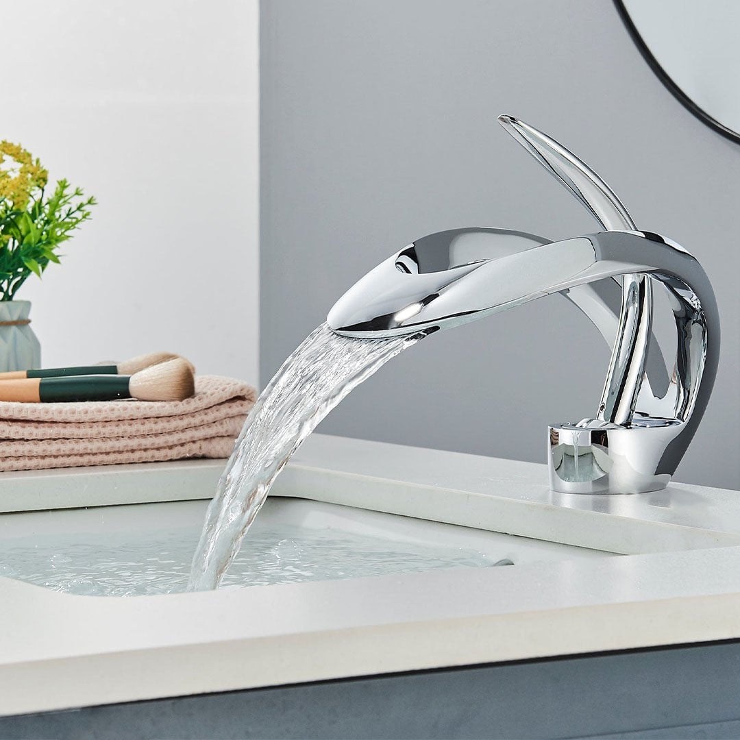 Baterie lavoar cu un singur maner si orificiu, tip cascada, argintiu lucios