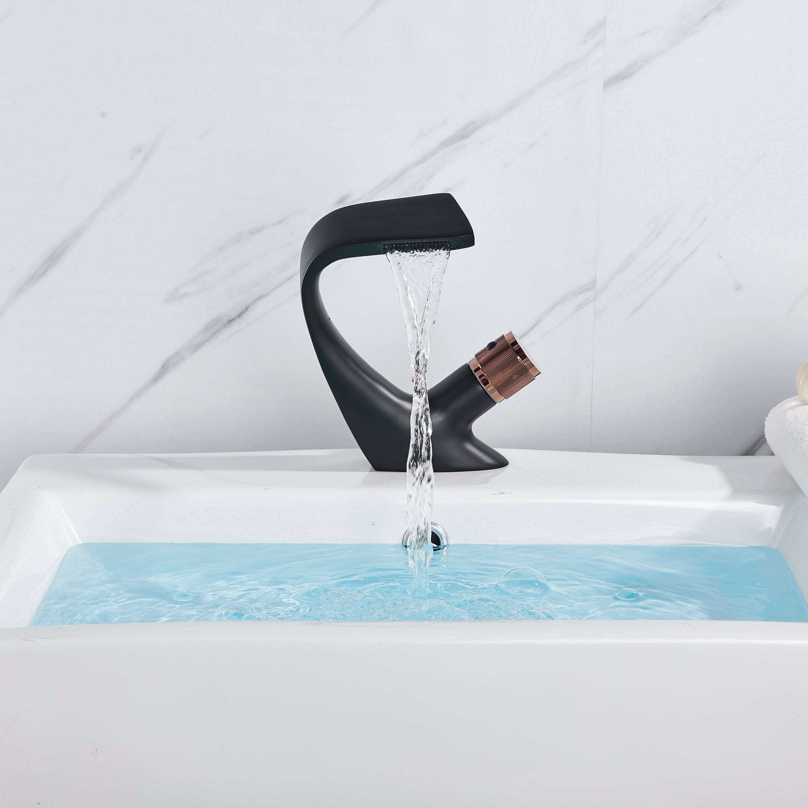 Baterie lavoar cu un singur maner si orificiu, tip cascada, negru cu bronz