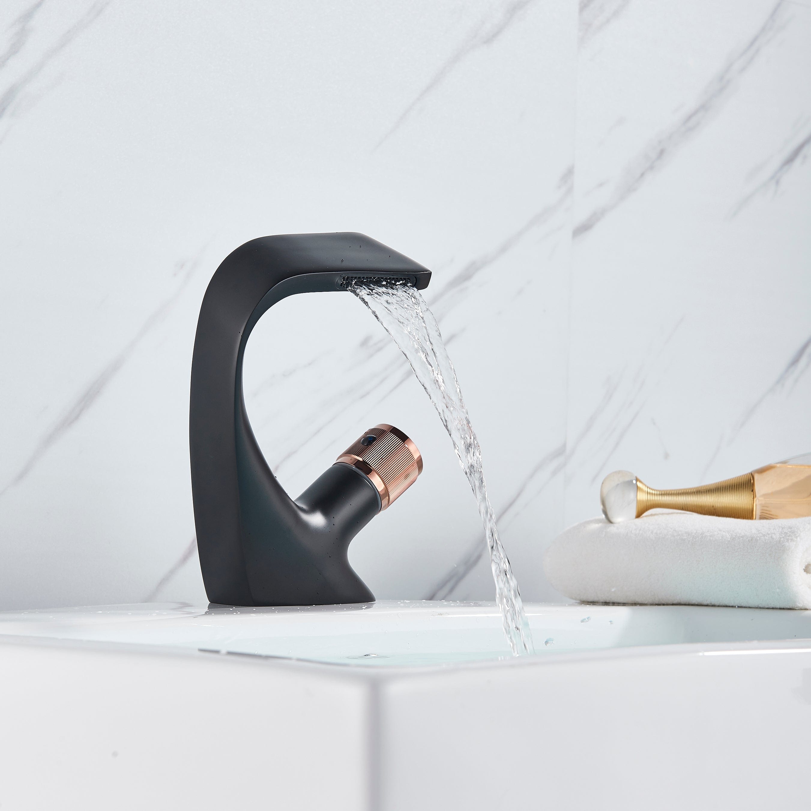 Baterie lavoar cu un singur maner si orificiu, tip cascada, negru cu bronz