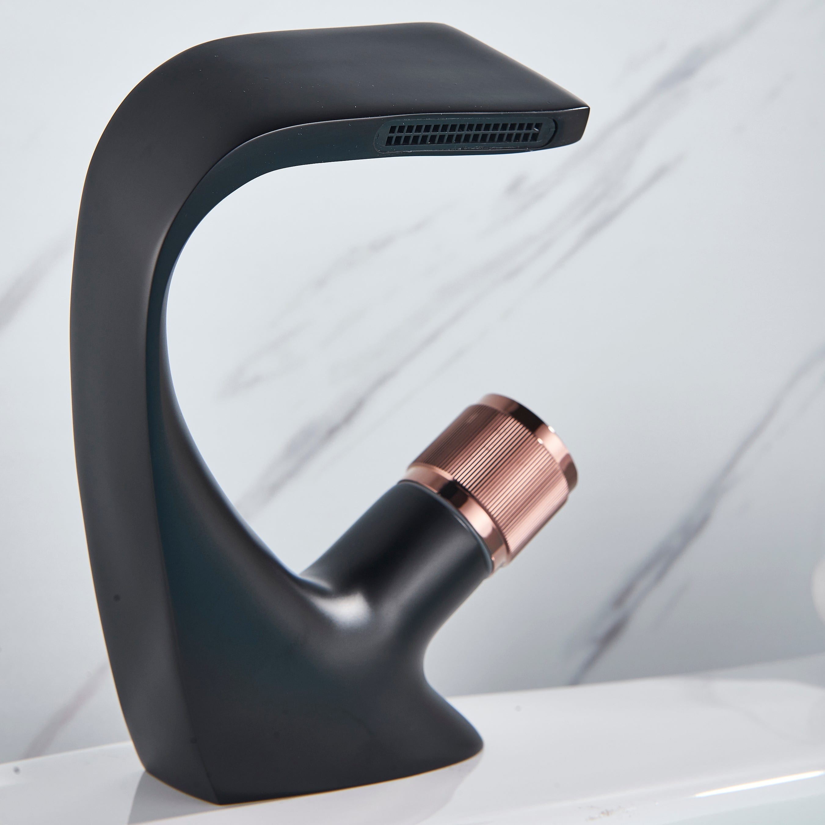 Baterie lavoar cu un singur maner si orificiu, tip cascada, negru cu bronz