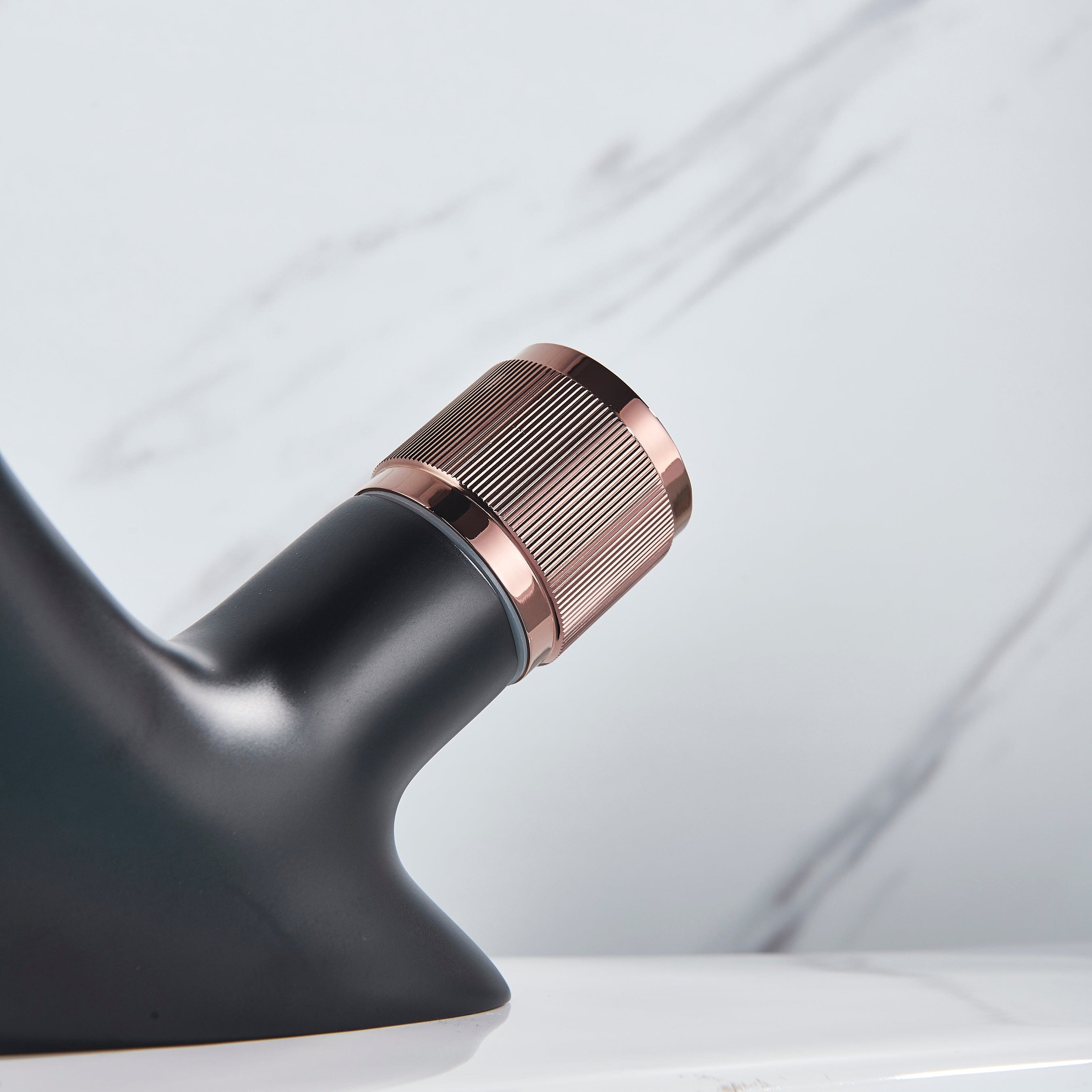 Baterie lavoar cu un singur maner si orificiu, tip cascada, negru cu bronz